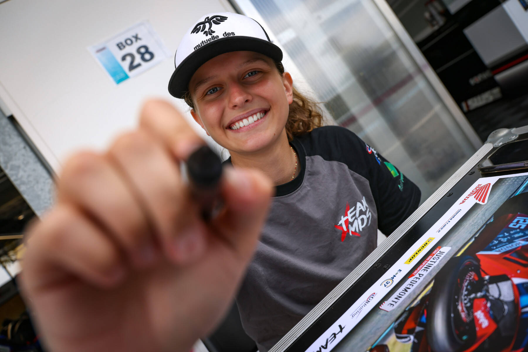 Cette jeune pilote moto niçoise qui grandit à toute vitesse va bientôt découvrir le championnat du monde féminin