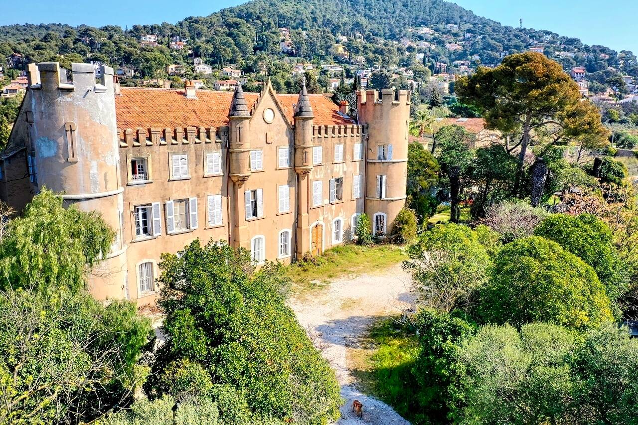 Un patrimoine chargé d'histoire: à la recherche des origines du château de Carqueiranne