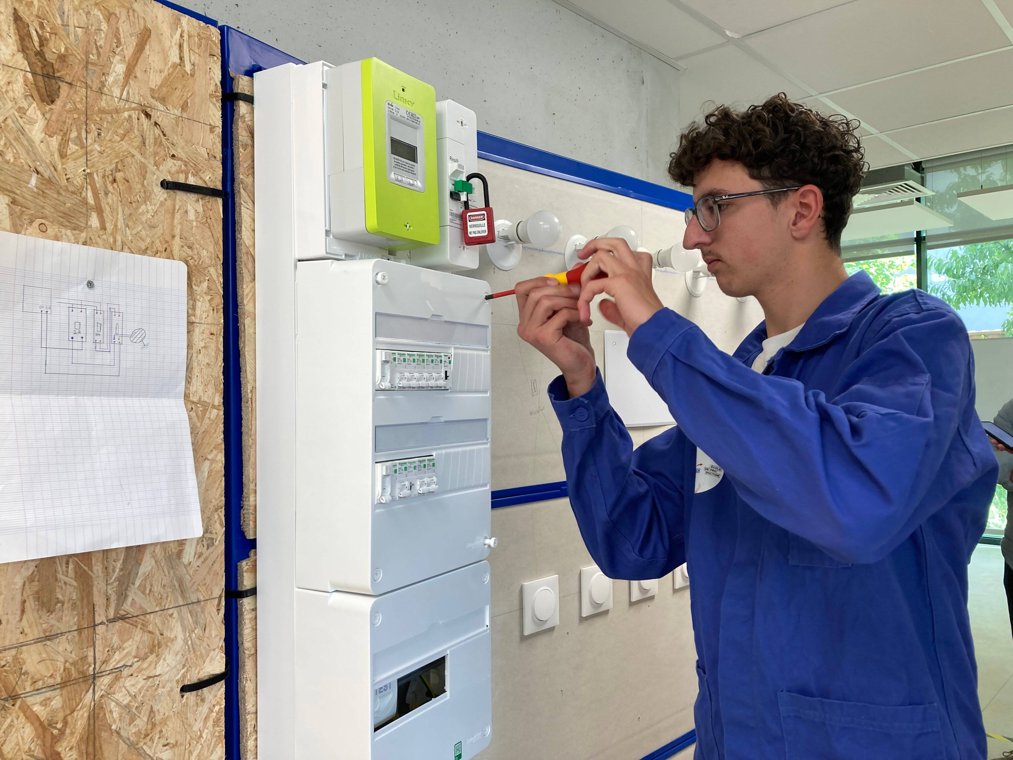 "Permettre à tous les gamins de trouver leur voie": une nouvelle école pour devenir électricien a vu le jour à Nice
