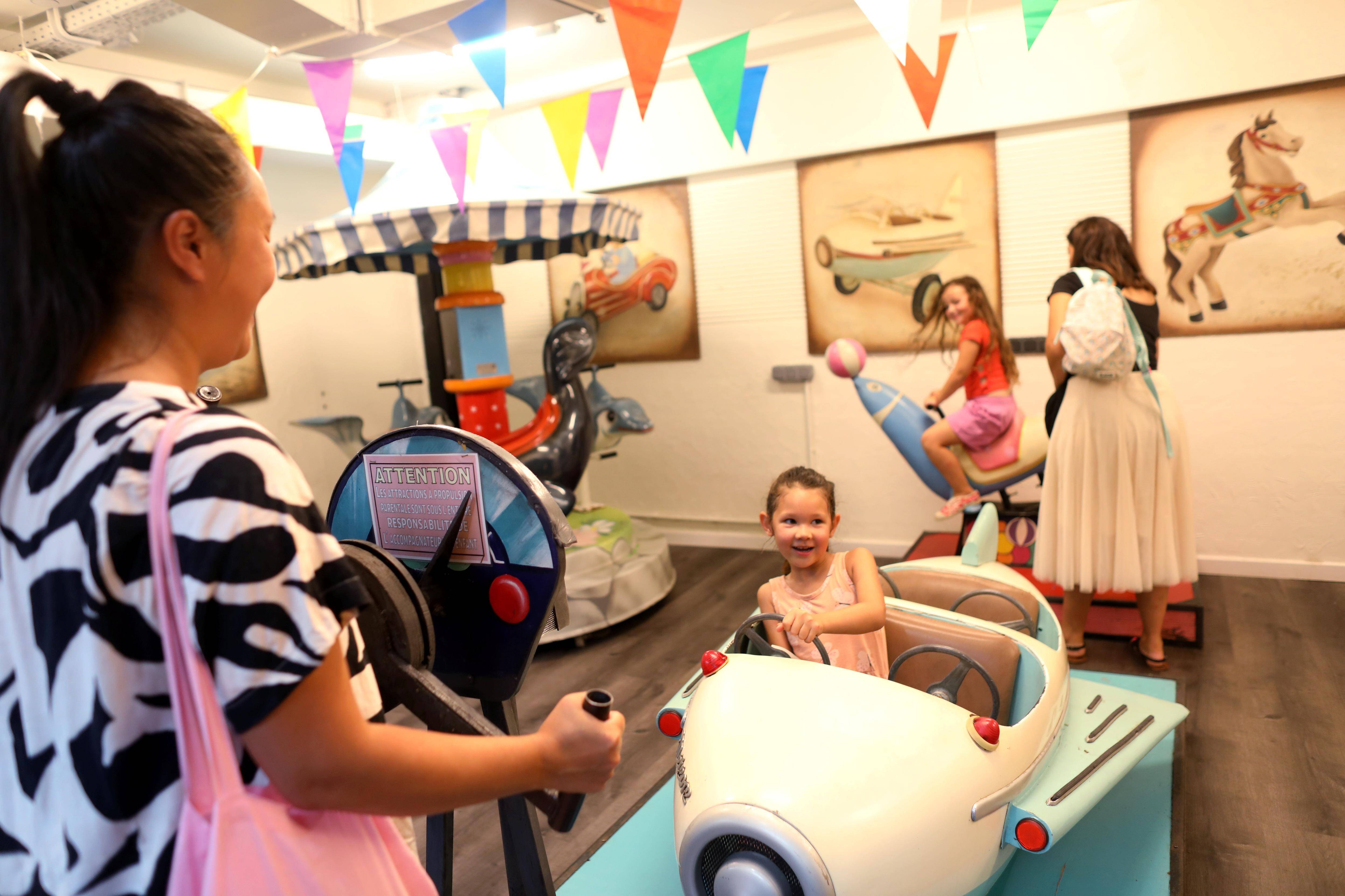 "Avant l'ère numérique, on savait s'amuser": des attractions Belle Époque ont été installées à la gare du Sud à Nice