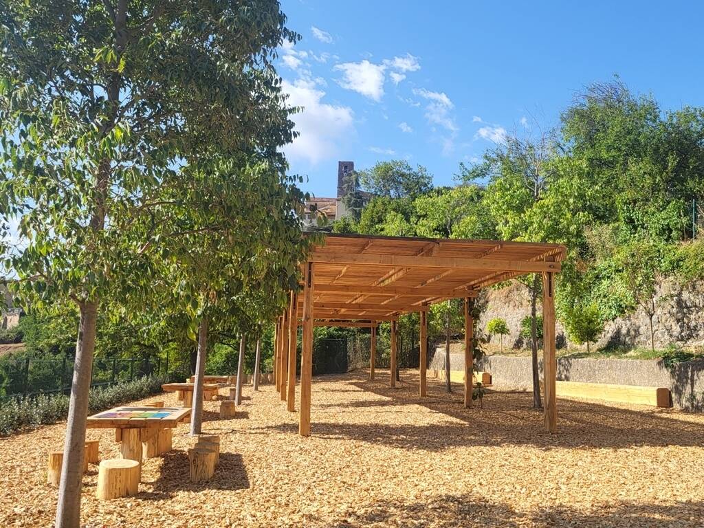 Des extérieurs tout neufs et repensés pour lutter contre les grosses chaleurs dans l'école de ce village près de Grasse