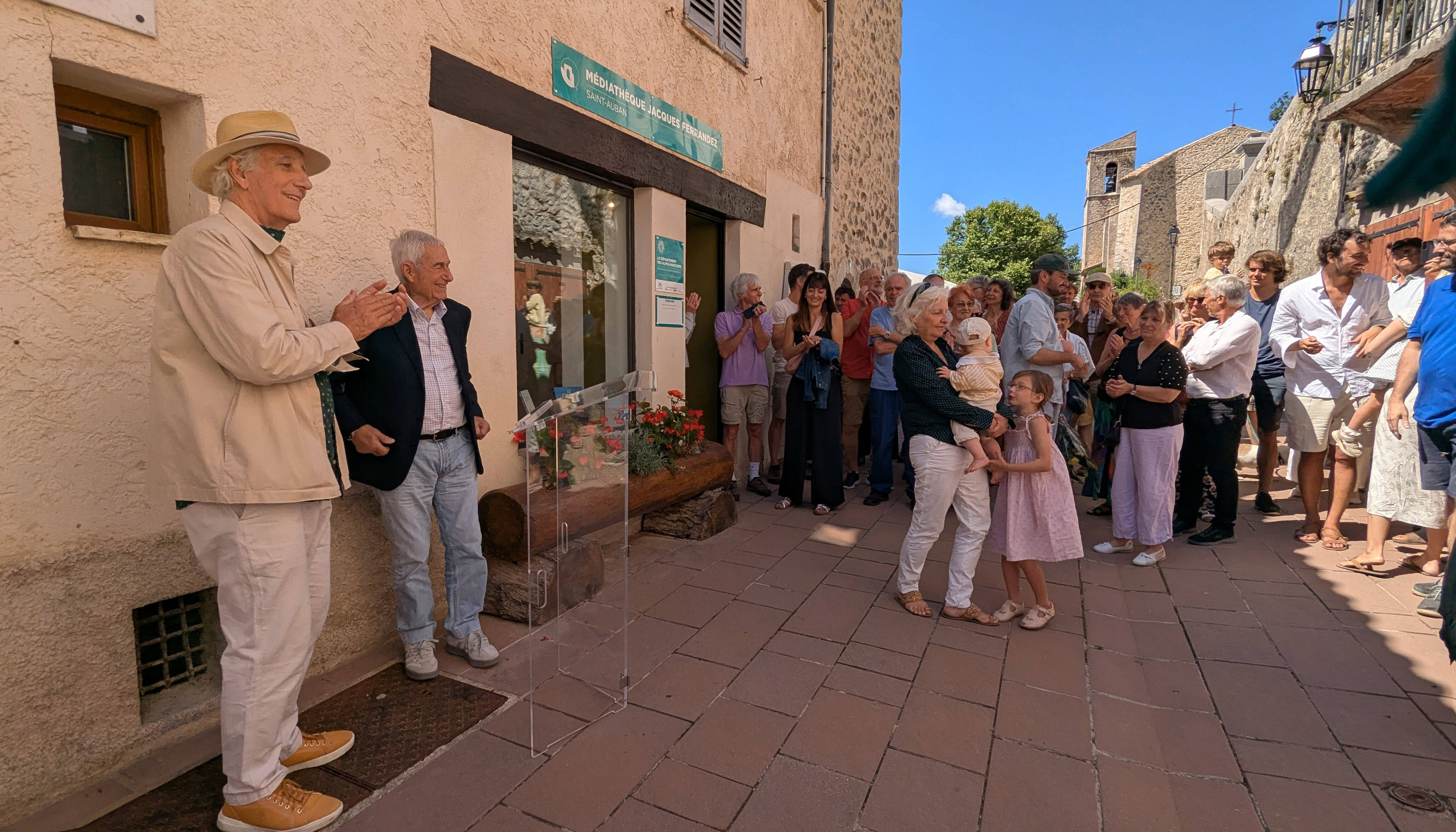 "Vous auriez pu attendre que je sois mort": ce petit village de l'arrière-pays de Grasse donne le nom de l'auteur de bande dessinée Jacques Ferrandez à sa bibliothèque