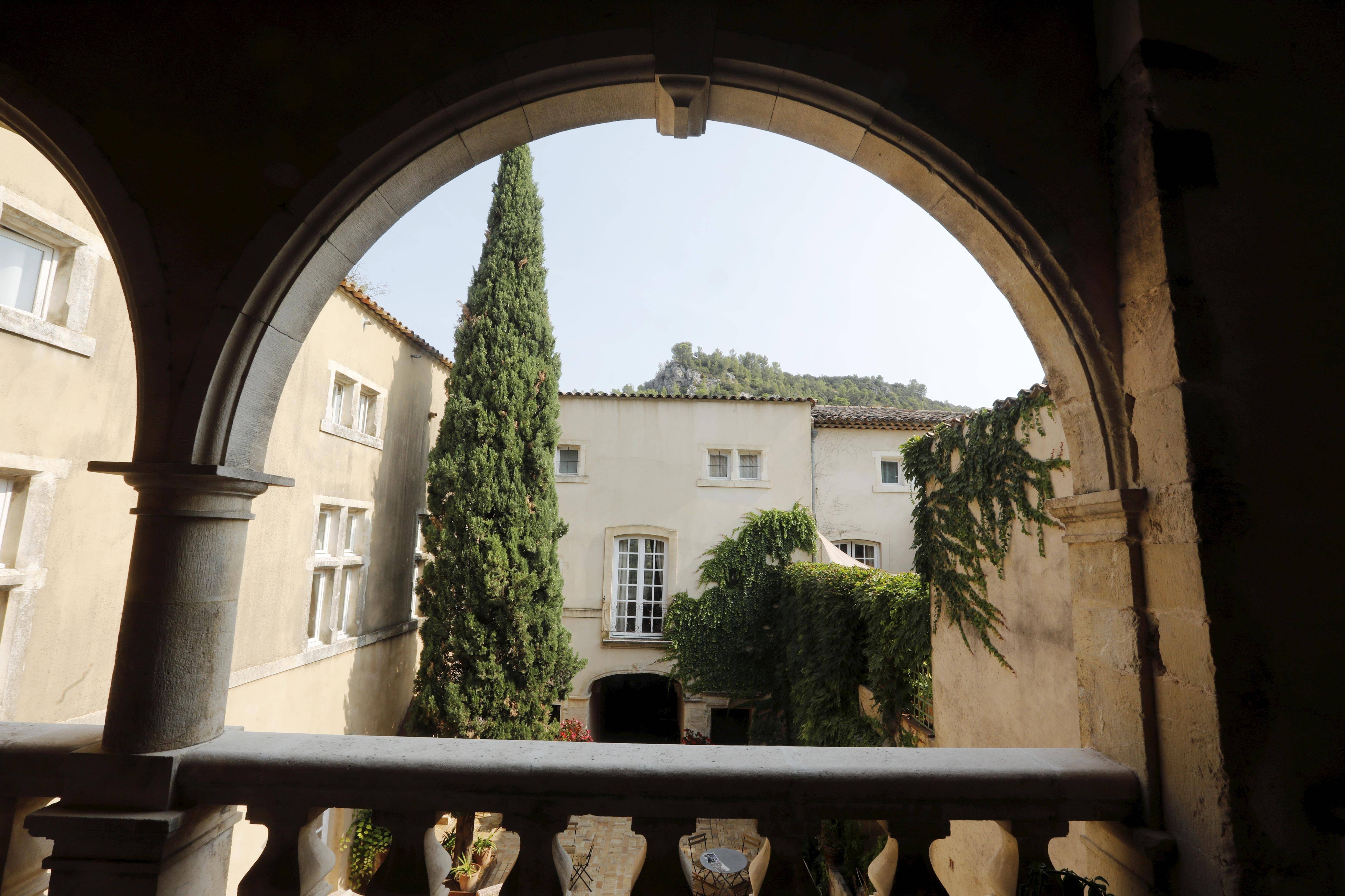 "C'est l'aventure de plusieurs vies": Jean-Luc Bonnet, propriétaire du château de Vins, raconte l'épopée familiale pour sauver l'édifice acheté par son père