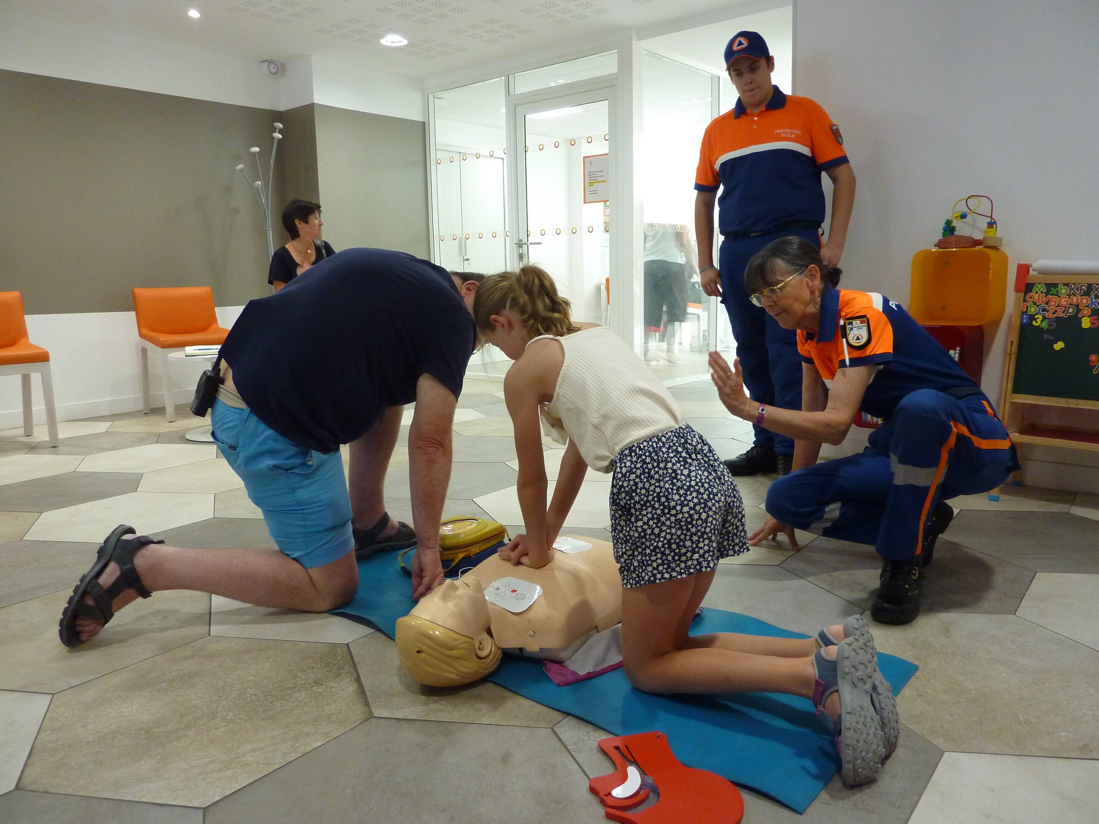 "Simplement avec ses mains, on peut sauver des vies": la Protection civile propose des ateliers d'initiation aux gestes de premiers secours à Nice