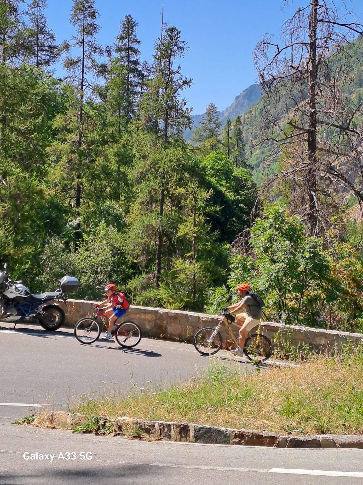 À neuf ans, ce jeune Cagnois pédale sur 26 km dans l'arrière-pays niçois et atteint le col de la Bonnette en 7 heures