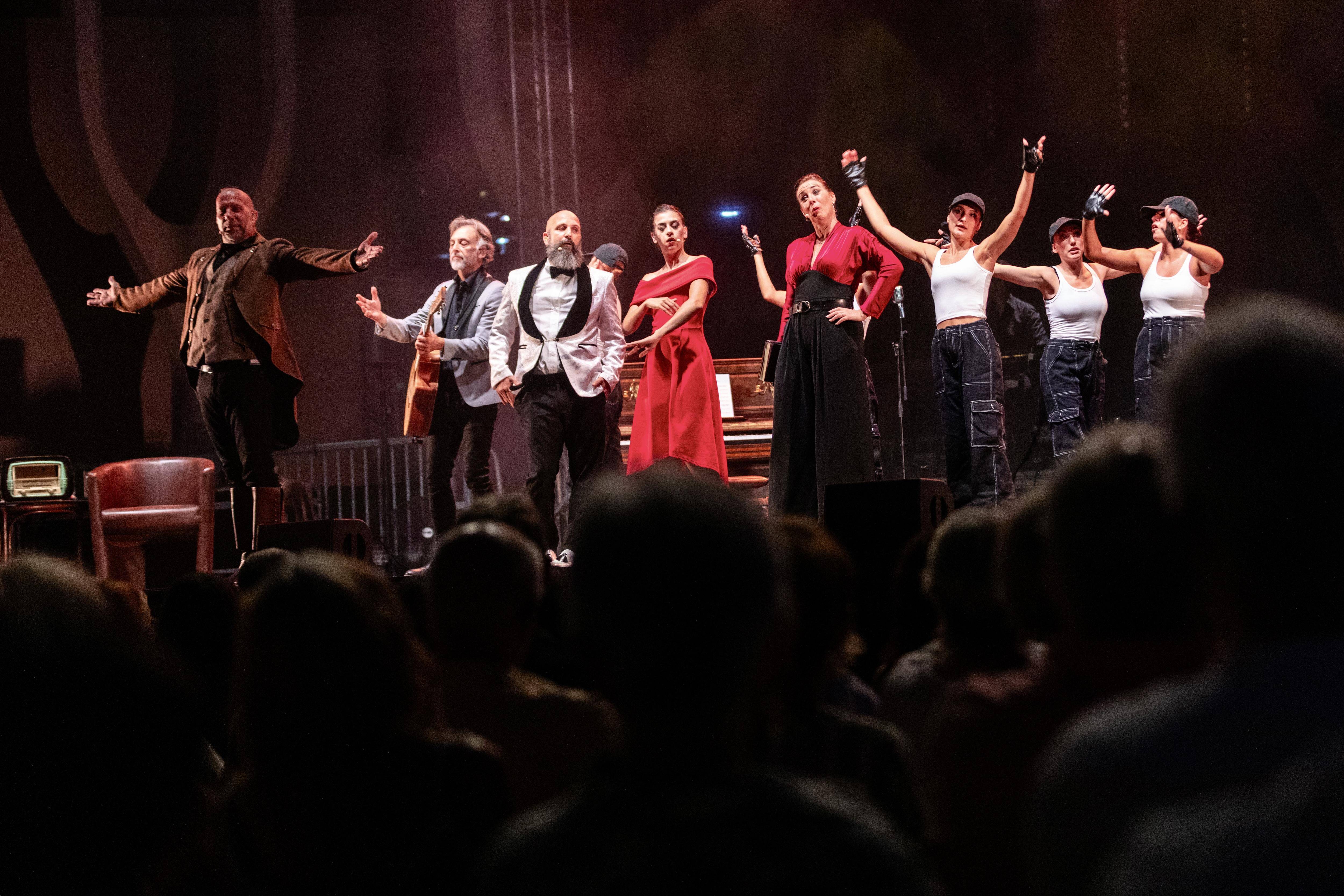 La troupe de "Cyrano de Bergerac, la Comédie musicale" peaufine son show à Nice avant une tournée jusqu'en Chine