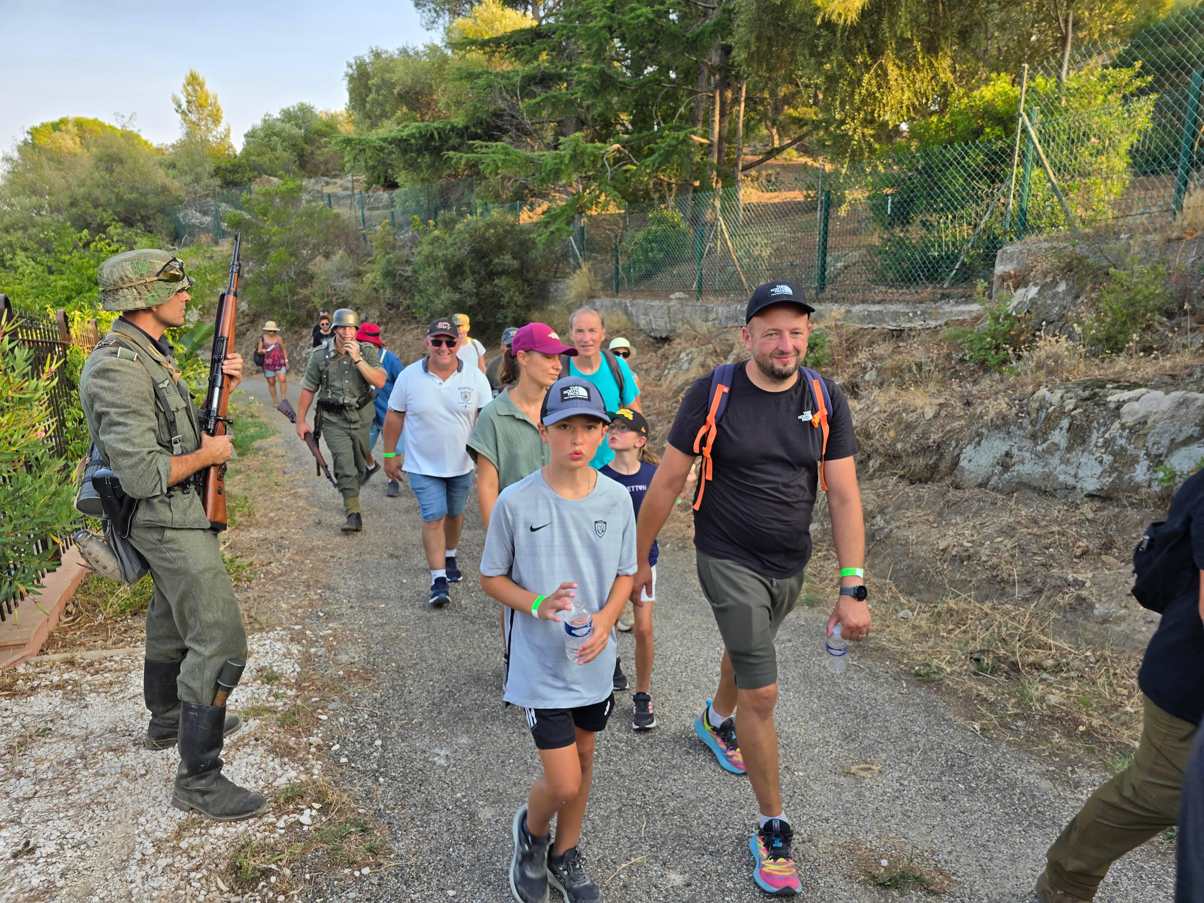A Bormes-les-Mimosas, ils reconstituent une marche historique: le "sentier des otages"