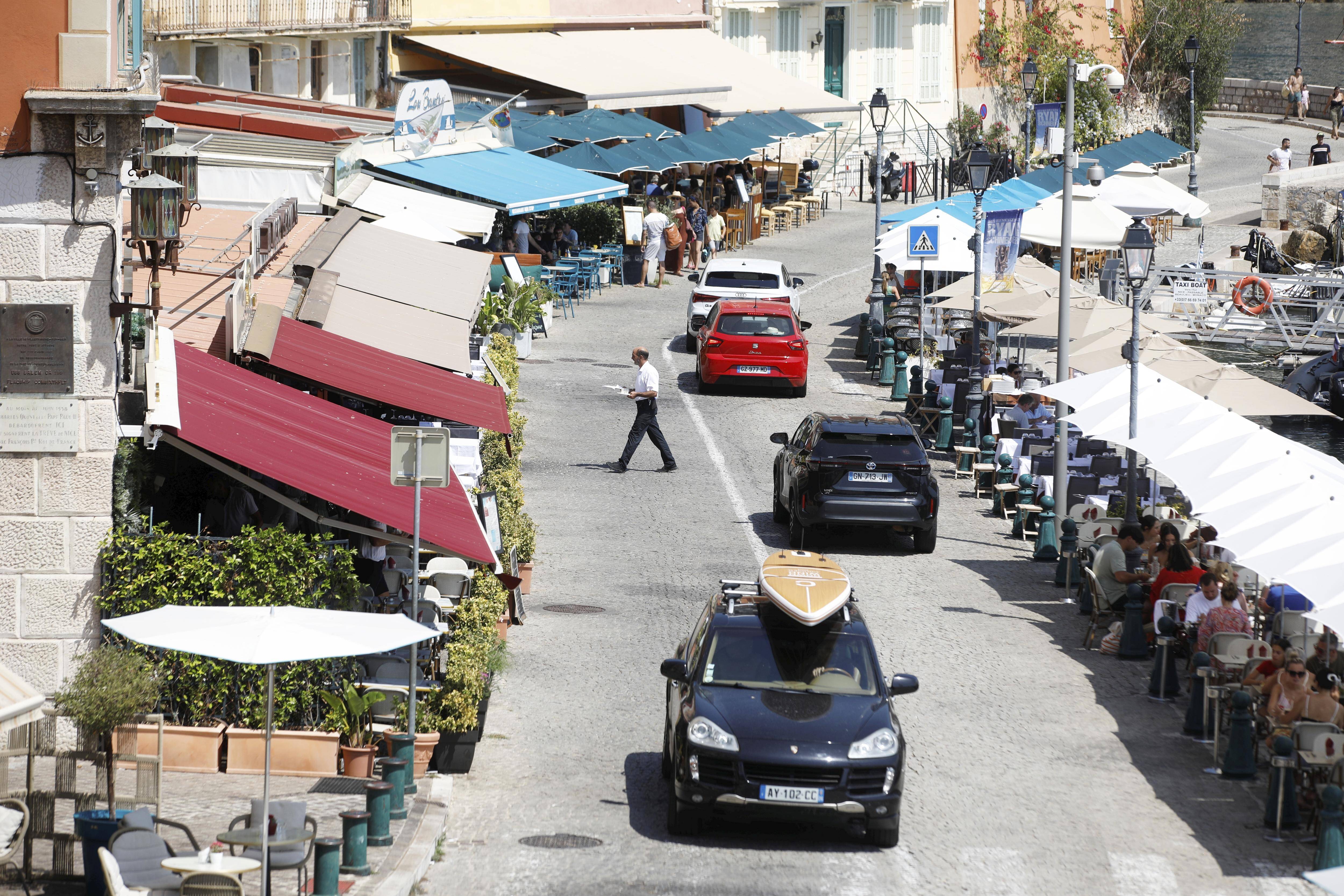 Parking sous le stade, rendre la rue piétonne... Quelles solutions pour limiter le ballet des voitures sur le quai de l'Amiral Courbet à Villefranche-sur-Mer?