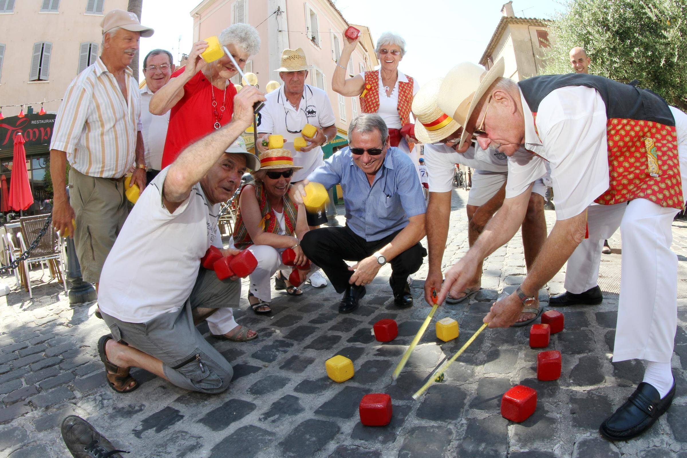 Originalité, convivialité, village médiéval... on vous explique les raisons du succès du championnat du monde de boules carrées à Cagnes-sur-Mer