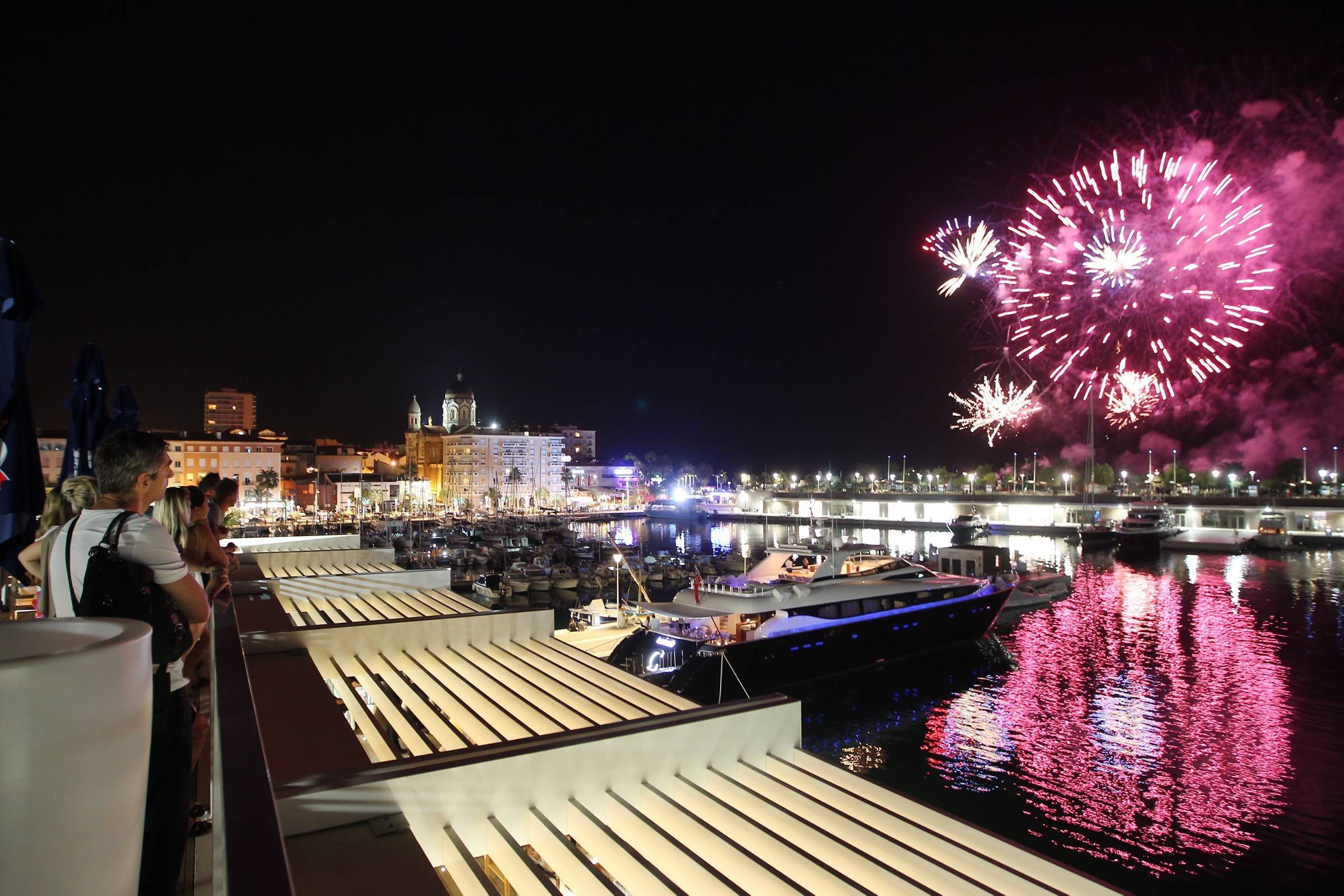 "30 à 40% d'activité en plus": grâce aux feux d'artifice de Fréjus et Saint-Raphaël, les affaires s'animent