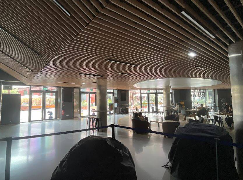 "Une grosse alarme a retenti et nous a fait paniquer": coupure d'électricité à Nice, tout un quartier plongé dans le noir