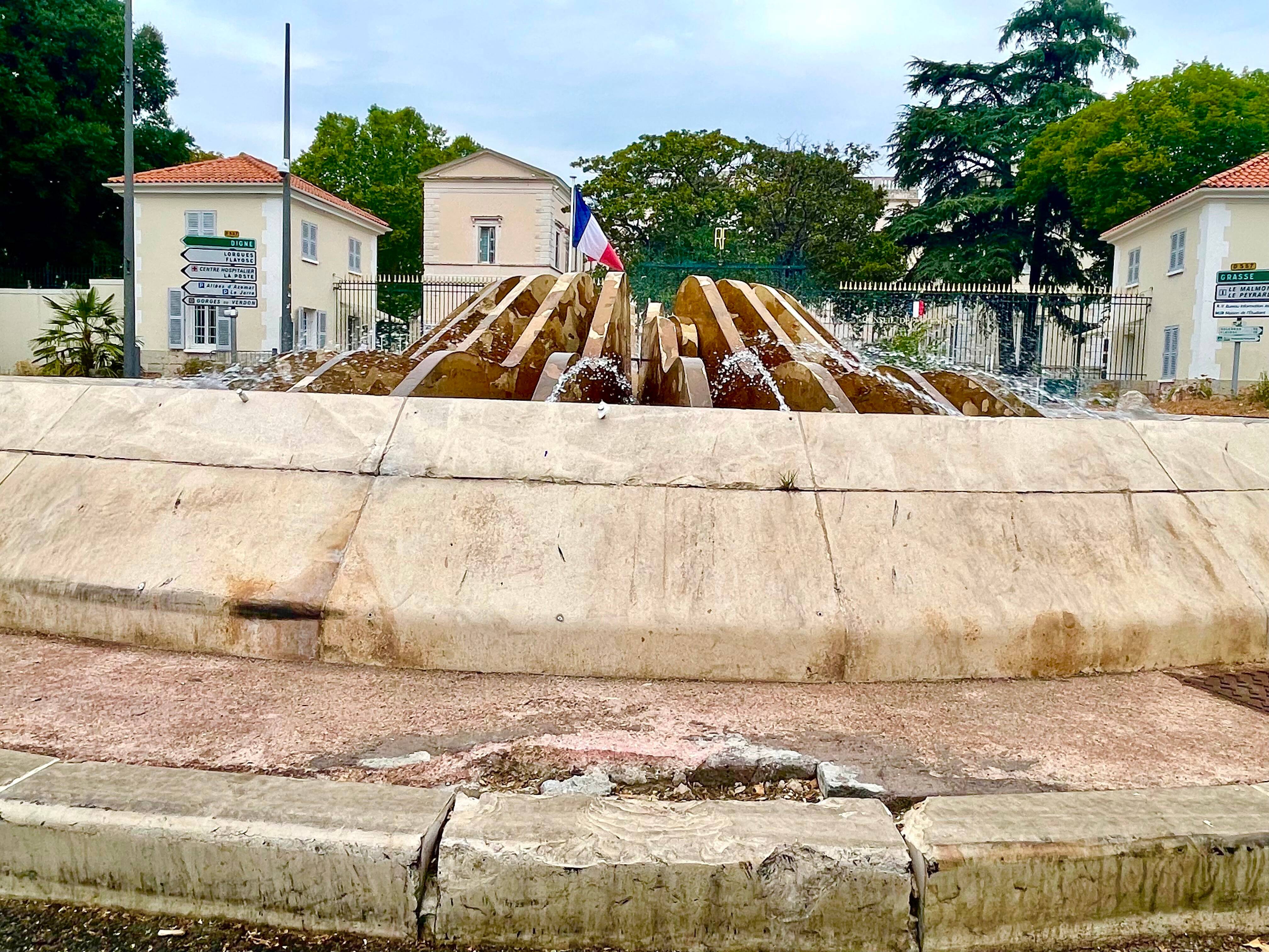 "Nous visionnons les caméras de surveillance": mais où est passée la plaque Édouard-Soldani fixée sur le rond-point de la sous-préfecture de Draguignan?
