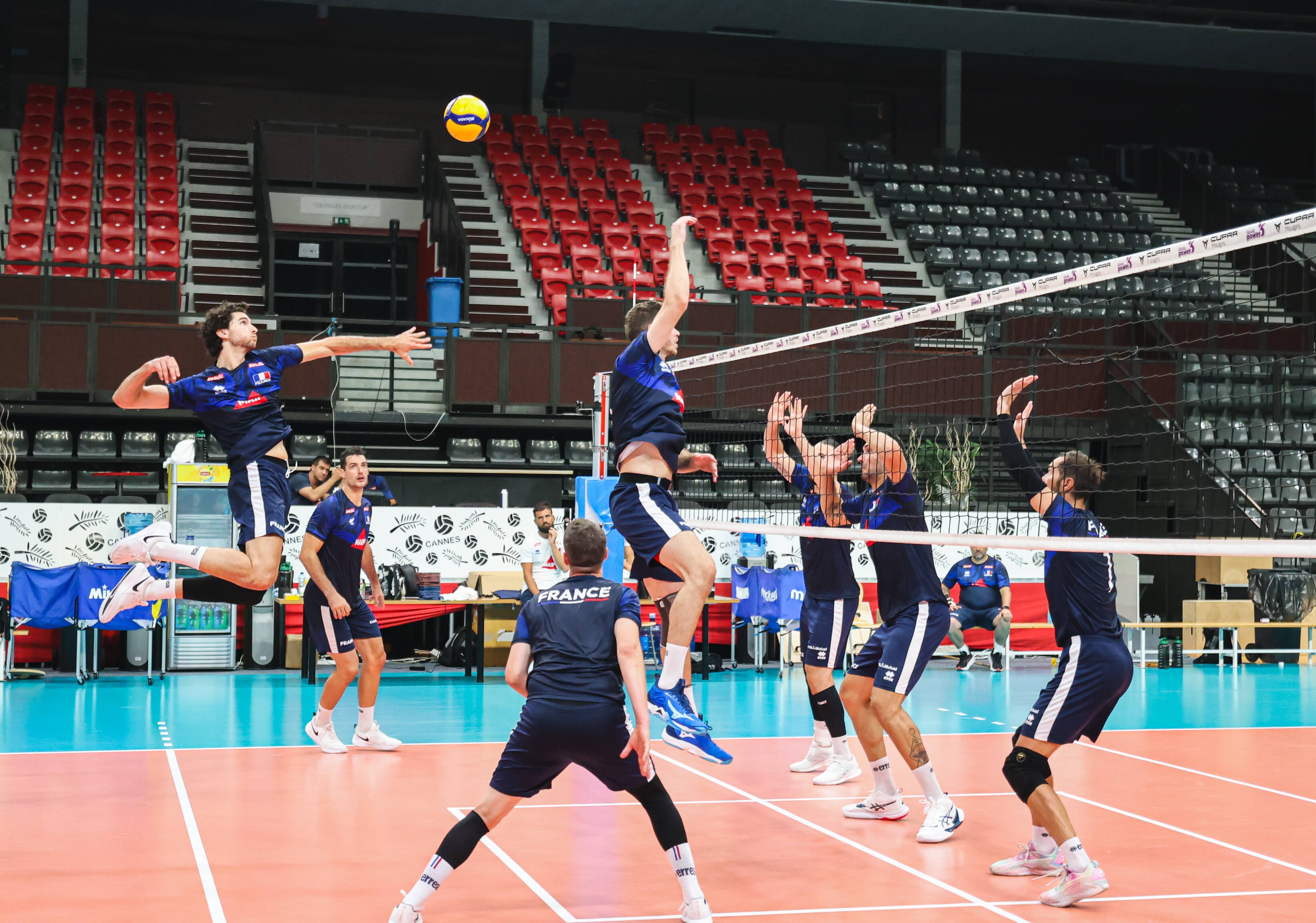 "On est déjà dans le vif du sujet": l'équipe de France de volley à Cannes pour un dernier test face à la Serbie