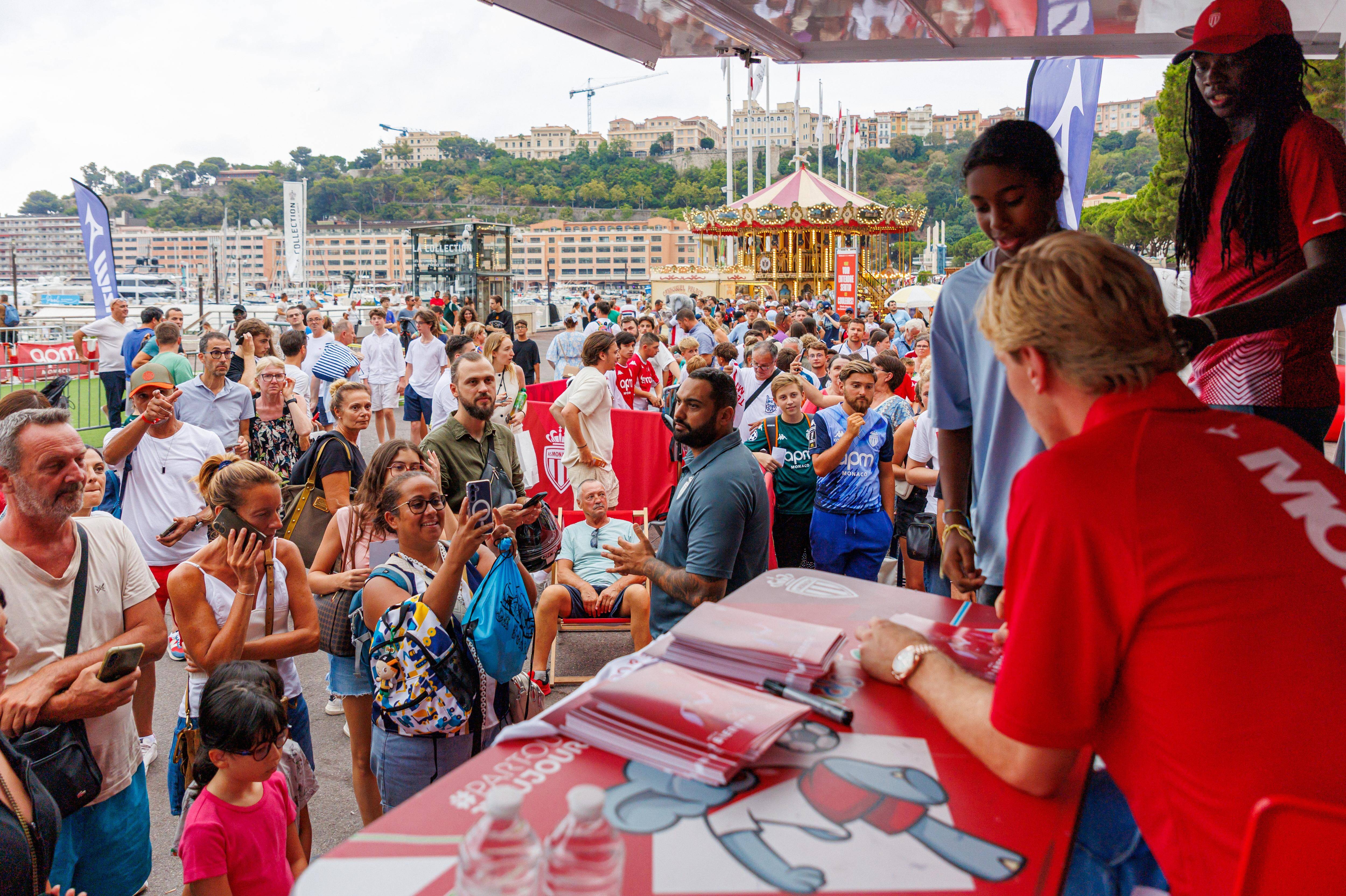 "C'est l'une des raisons pour lesquelles je me sens bien à Monaco": l'attaquant danois Mika Biereth rencontre les supporters de l'ASM