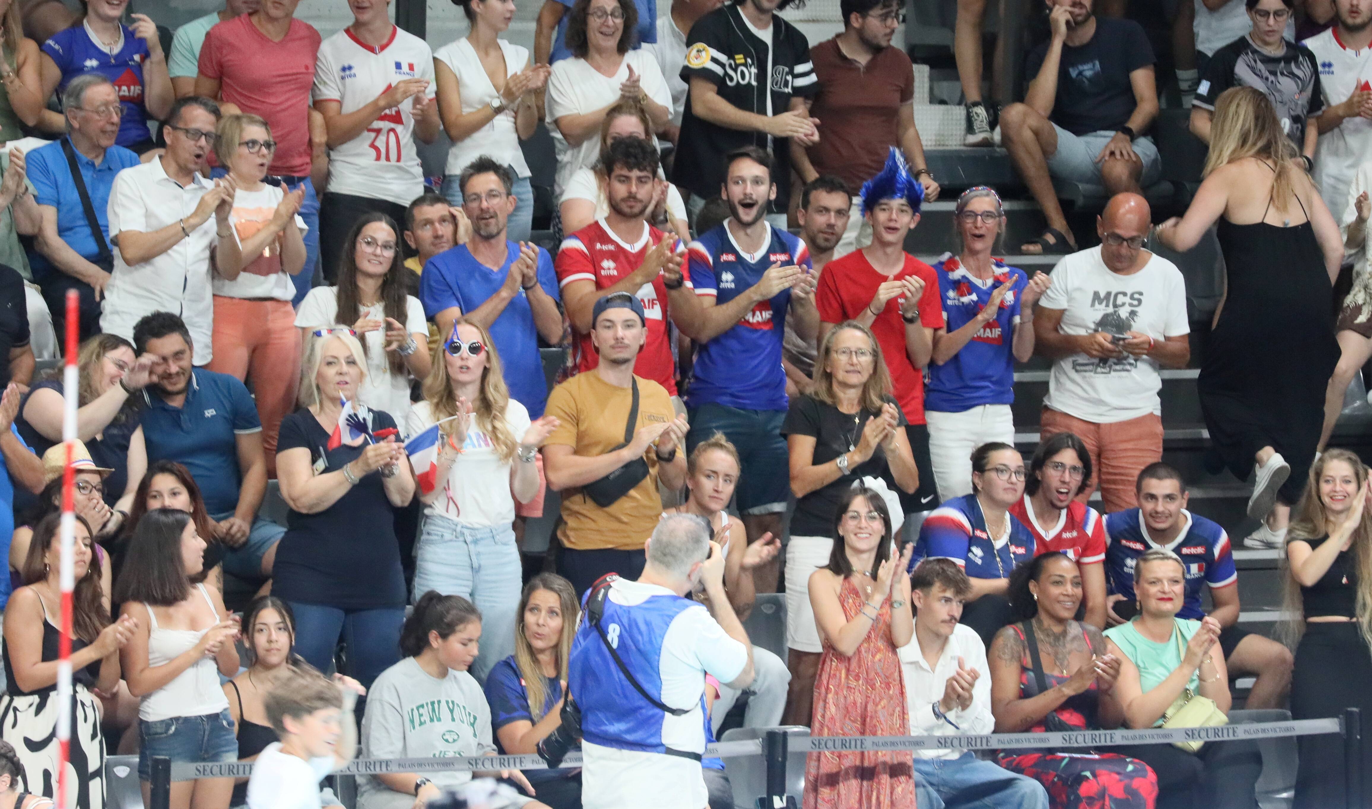 "C'est trop bien d'être ici": le public chauffé à blanc pour la victoire de l'équipe de France de volley-ball à Cannes ce mercredi soir