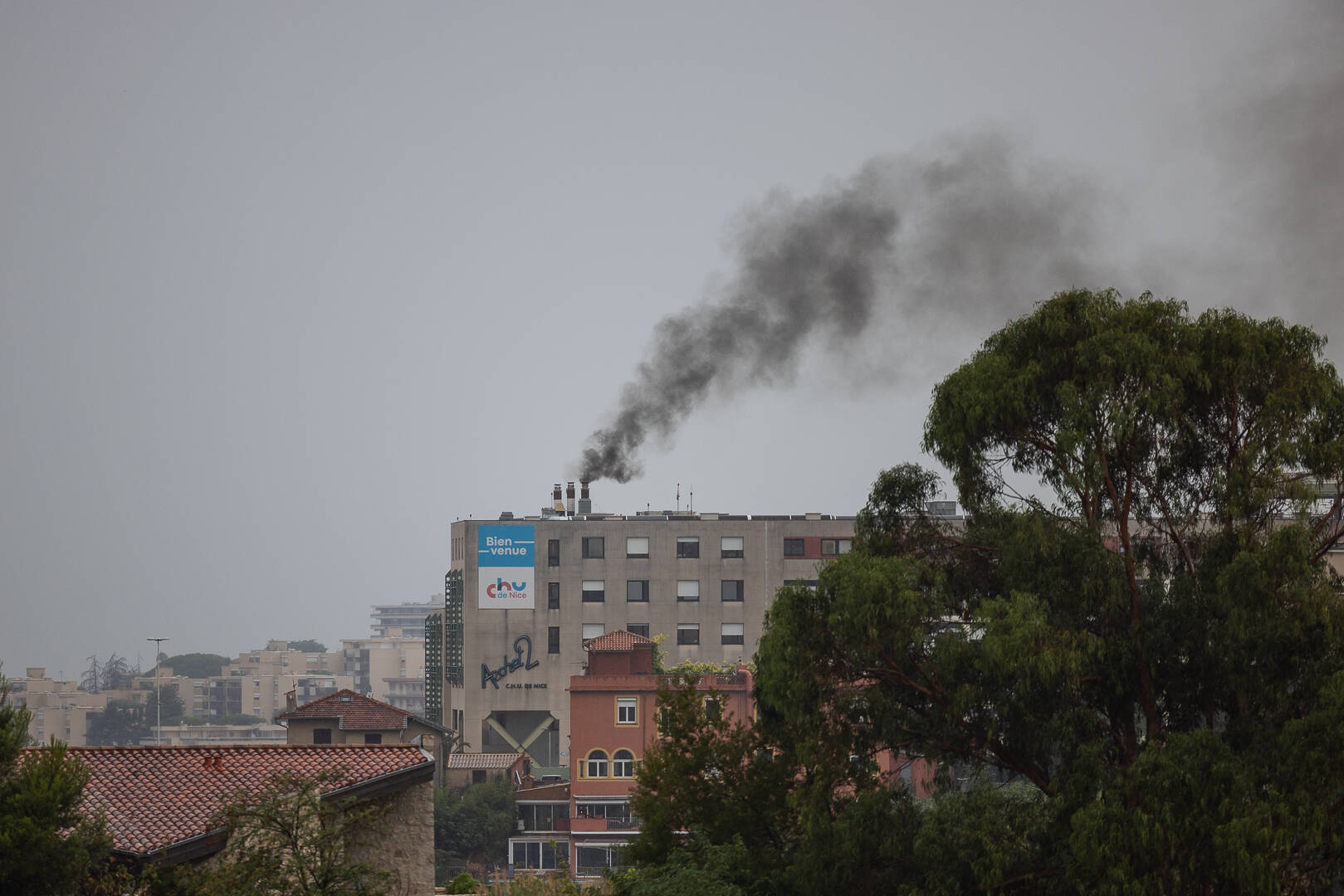 Une fumée noire s'échappe de l'hôpital L'Archet 2 à Nice, les sapeurs-pompiers appelés