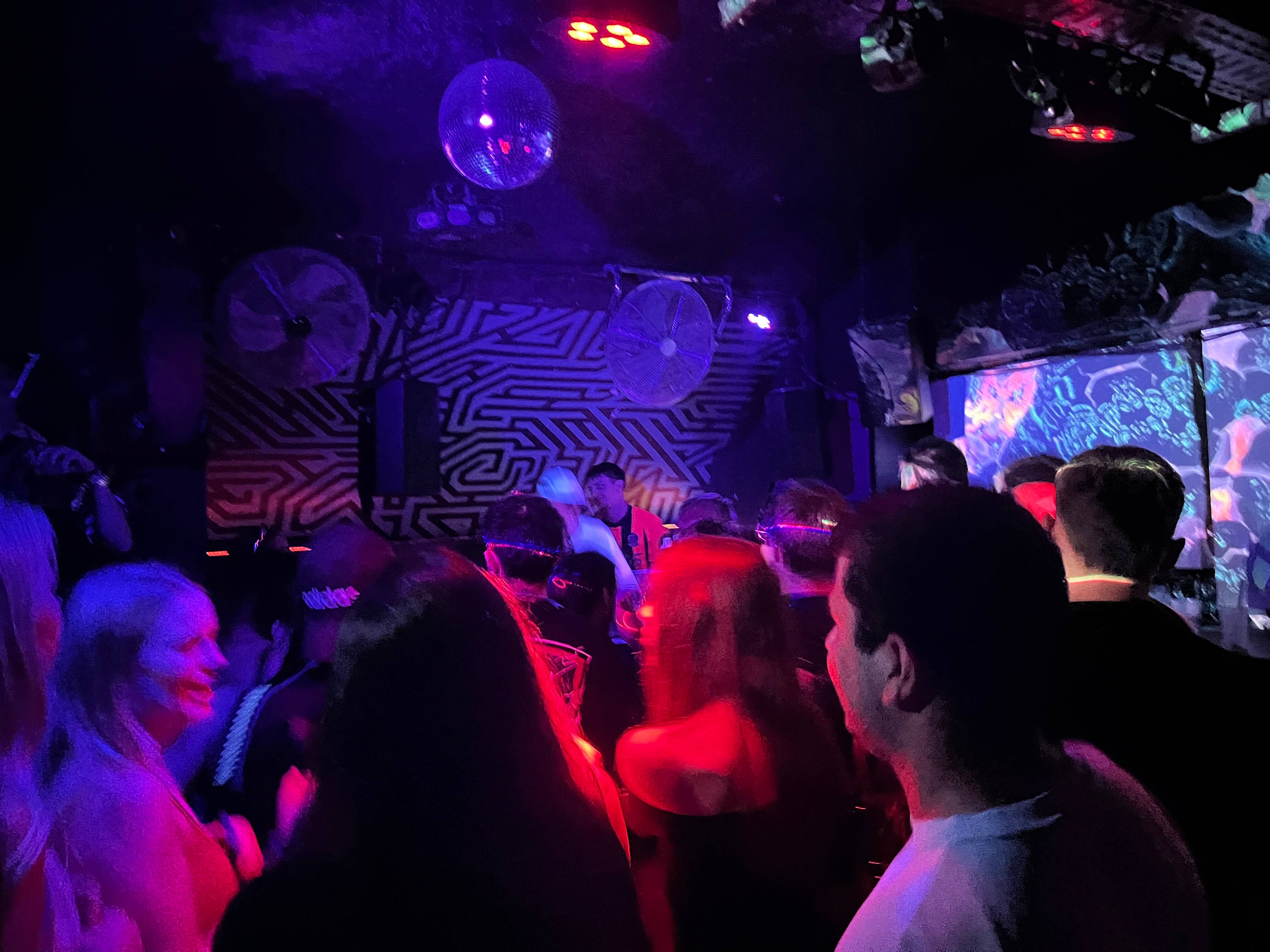 "La techno, c'est l'ouverture et le partage": plongée dans un des derniers rendez-vous de la techno à Nice