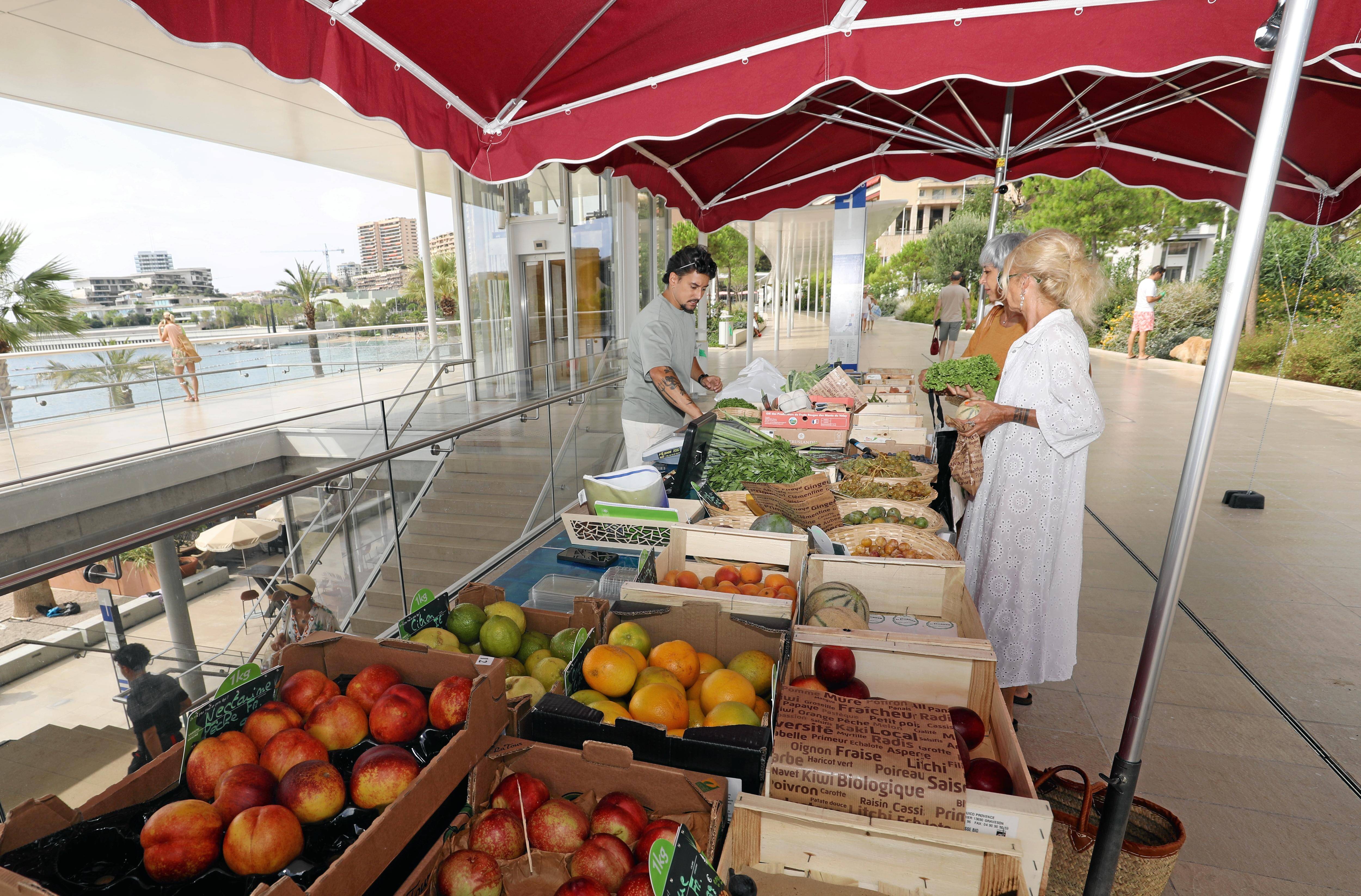 "Avec cet endroit, proche et de bonne qualité, on s'y retrouve": un mois après son ouverture, le mini marché du Larvotto séduit les résidents à Monaco