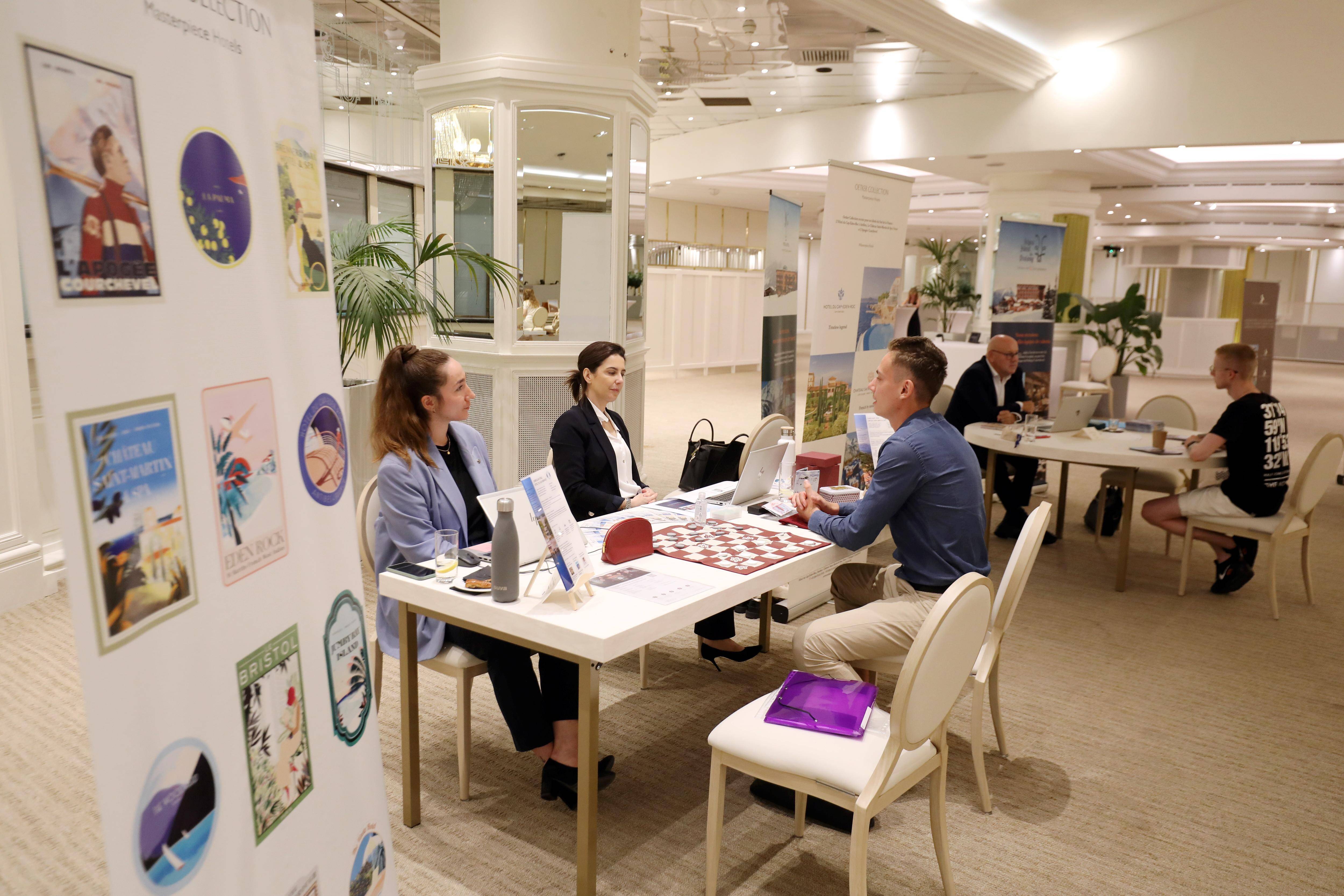 "Tous les profils sont recherchés": les établissements de Courchevel recrutent plus de 400 saisonniers à l'hôtel Fairmont Monte-Carlo ce mardi 26 août