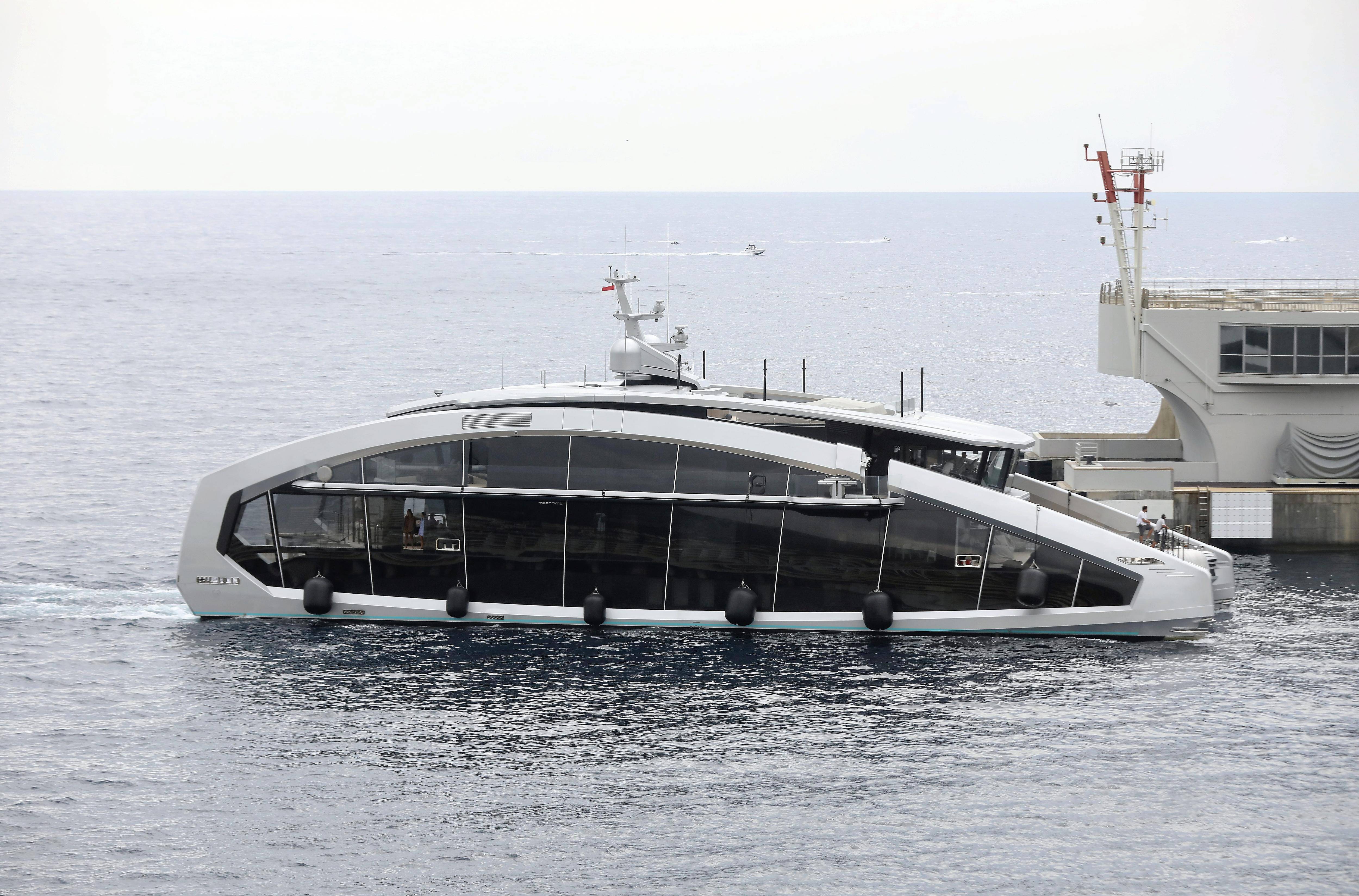 Quel est ce saisissant catamaran qui vogue dans les eaux de Monaco depuis plusieurs jours?