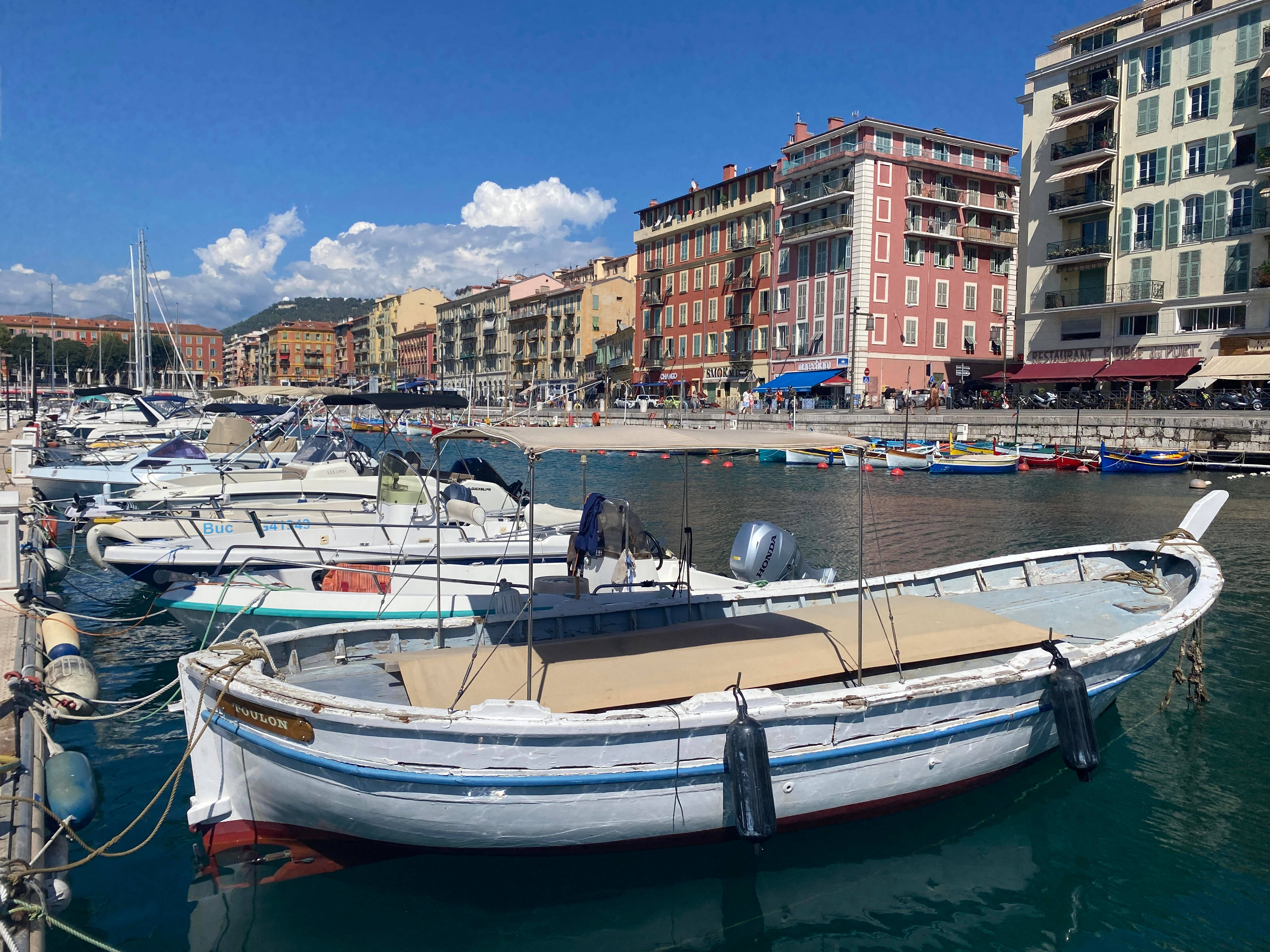Un feu se déclare sur un pointu au port de Nice, les pompiers interviennent
