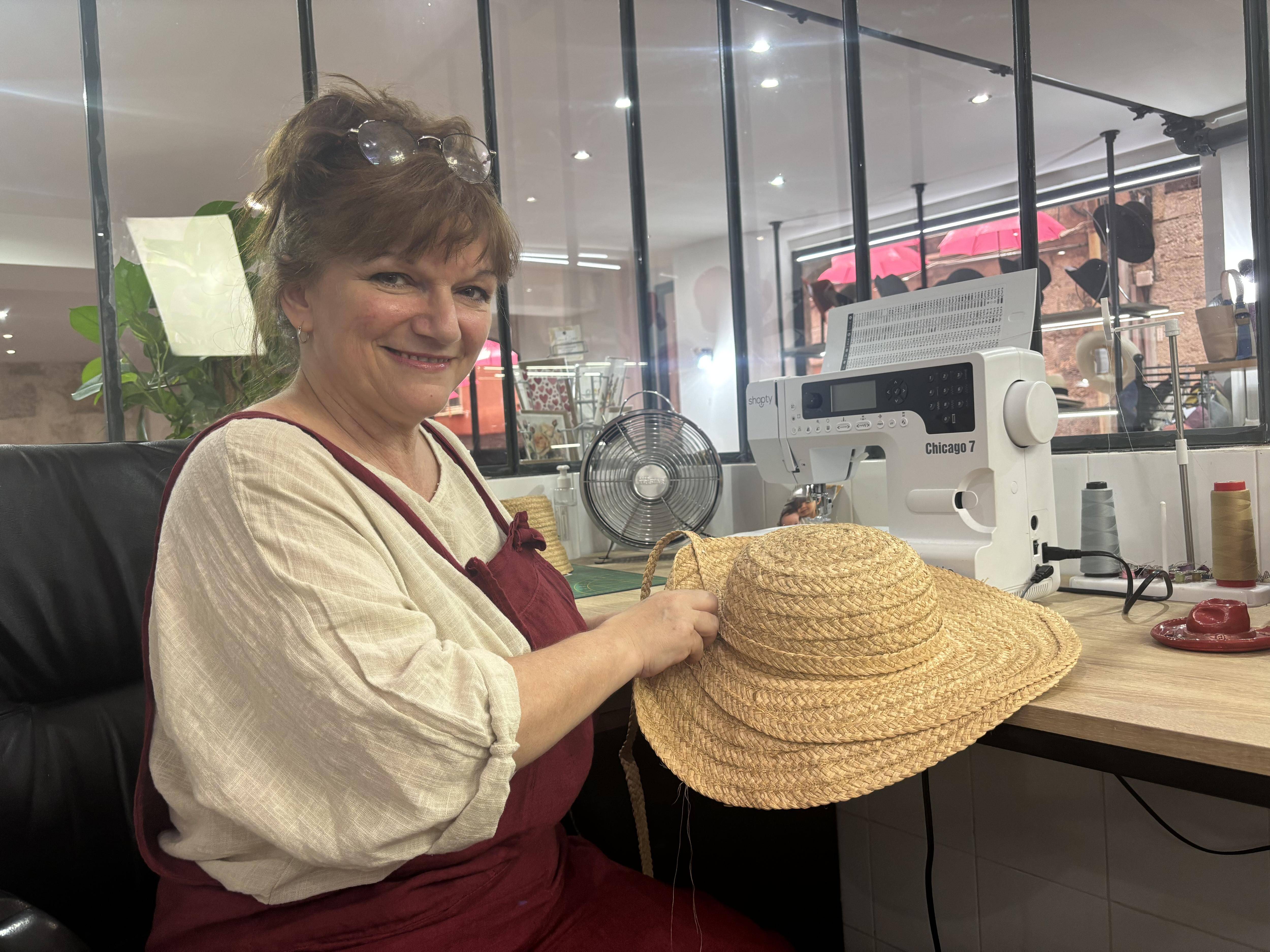 "Le plus important, c'est que le métier ne disparaisse pas": cette modiste transmet sa passion à Grasse