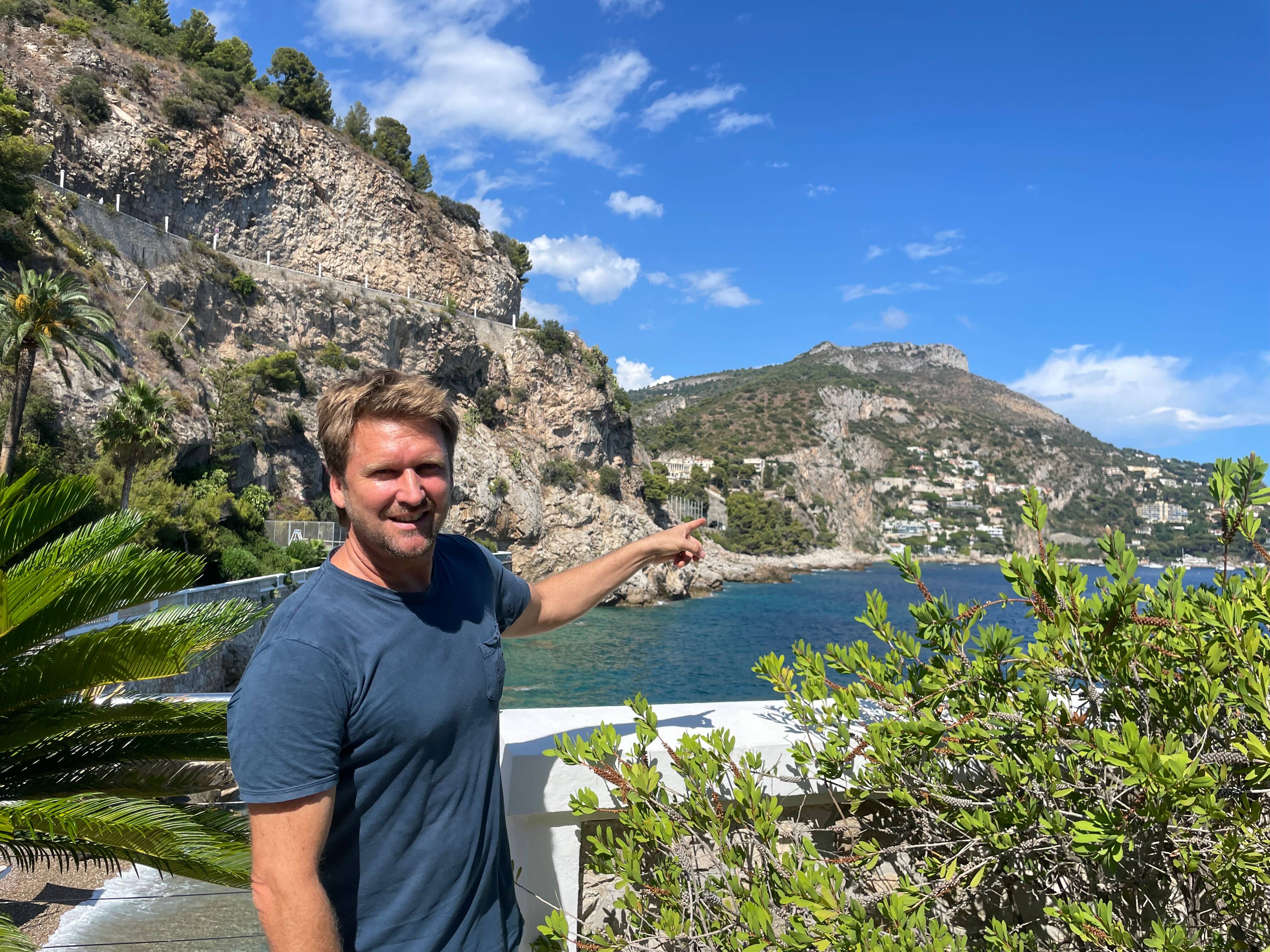 Rendu célèbre avec le tube Lady Melody dans les années 90, le surfer chanteur Tom Frager s'apprête à sortir un 5e album et s'engage pour la protection des océans