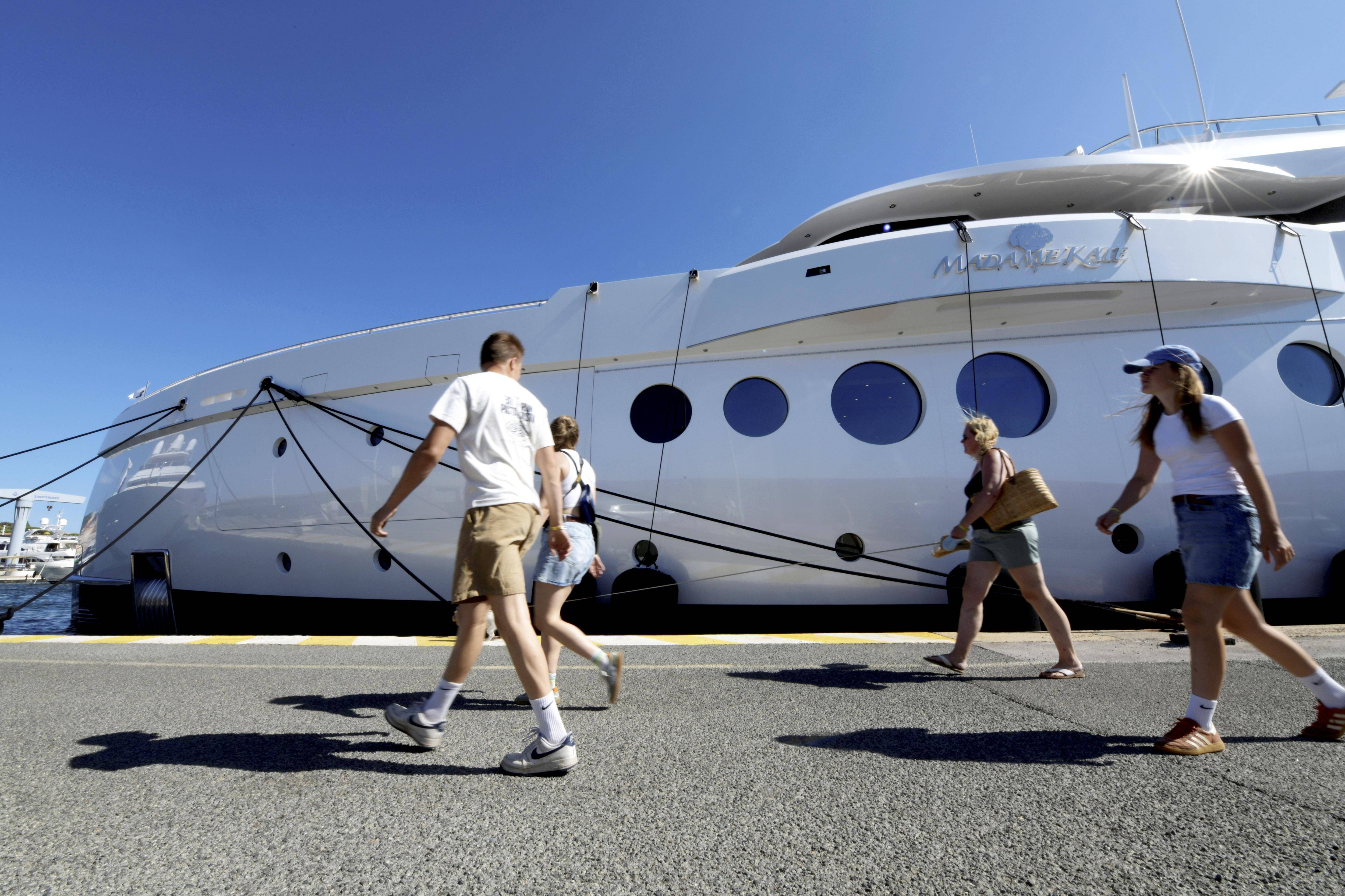 Dans le golfe de Saint-Tropez, les yachts les plus fous font l'attraction des vacanciers