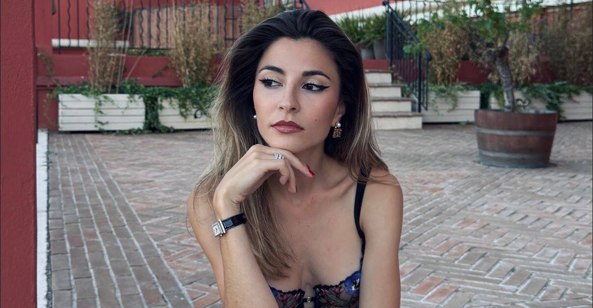 Qui est Vernis Rouge? On a rencontré l'artiste derrière le buzz de la reprise de Jul à The Voice