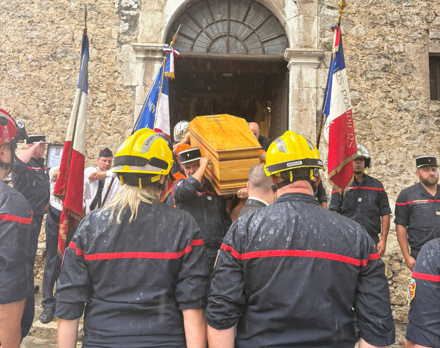 La grande famille des pompiers du pays grassois rend hommage à l'un des siens