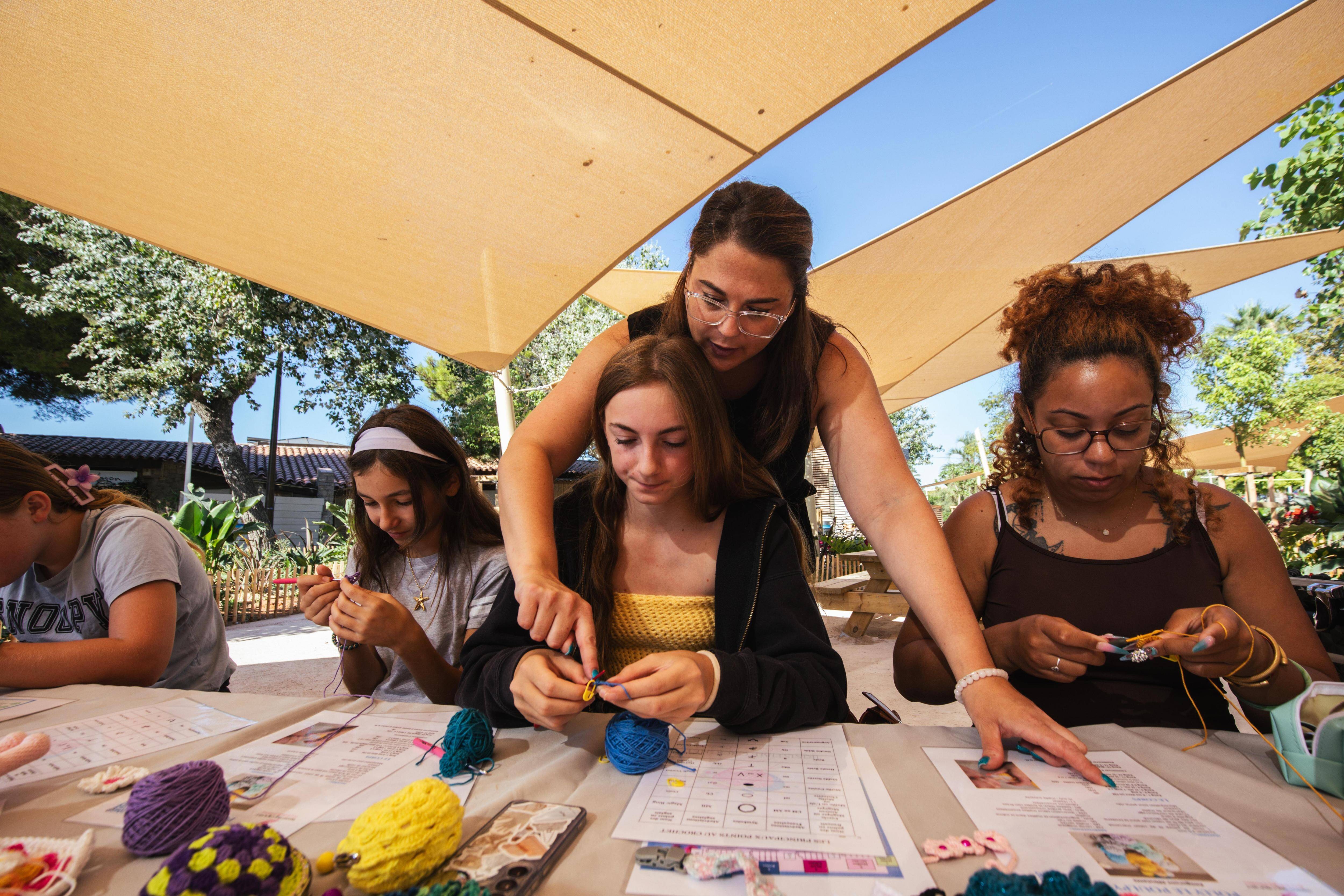 "Le tricot, c'est coloré et fun, c'est dans l'air du temps de la slow fashion": à Toulon, le crochet de mémé redevient tendance
