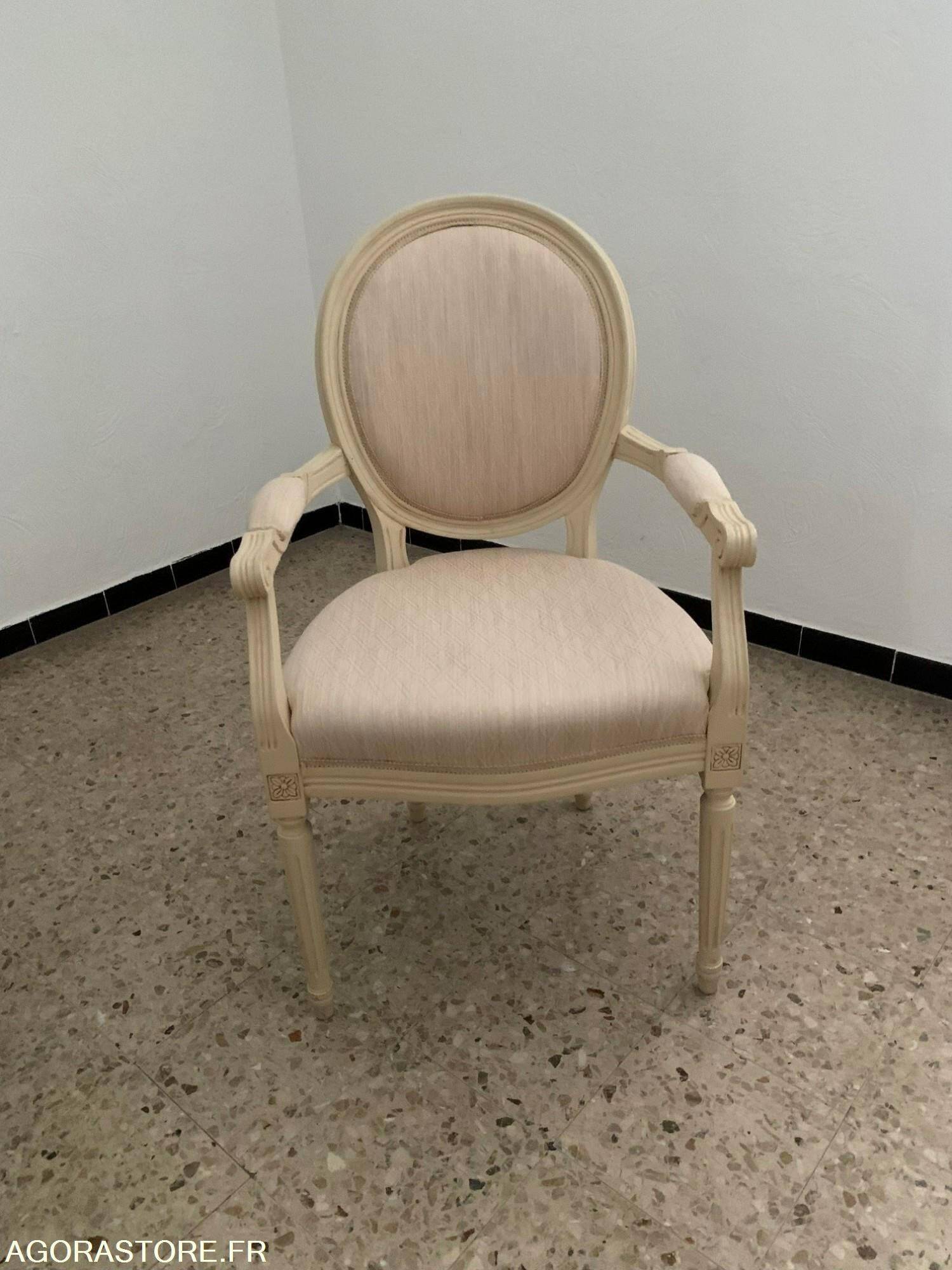 La mairie de cette commune des Alpes-Maritimes vend l'ancien mobilier de sa salle des mariages