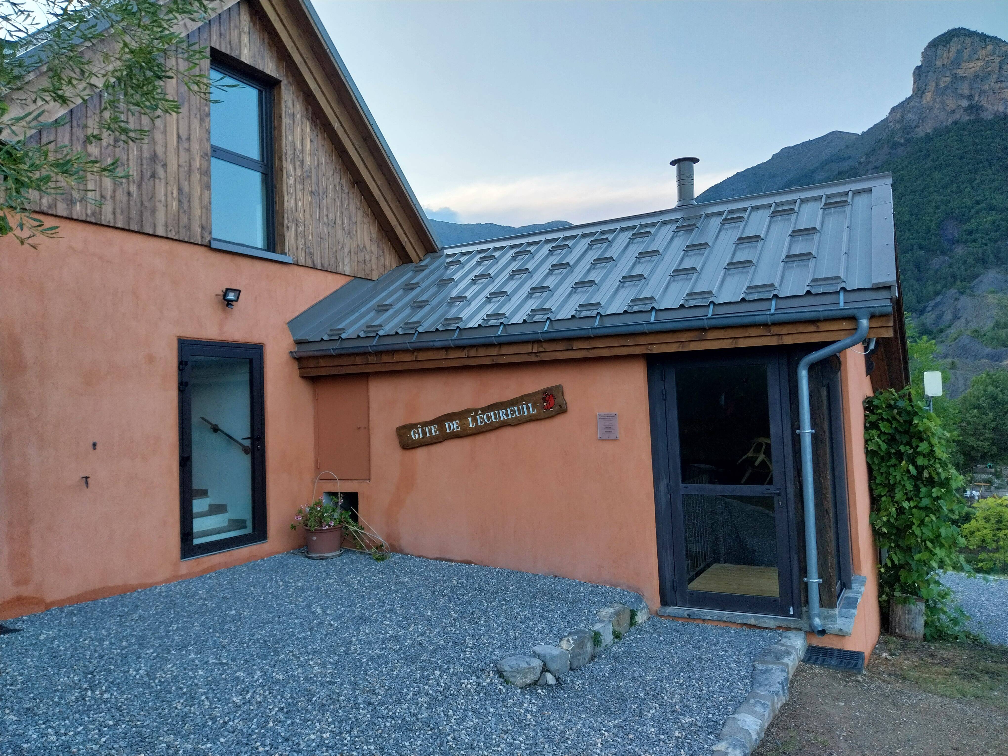 12 couchages et une cuisine équipée: le gîte communal à Châteauneuf-d'Entraunes rénové et rouvert aux randonneurs