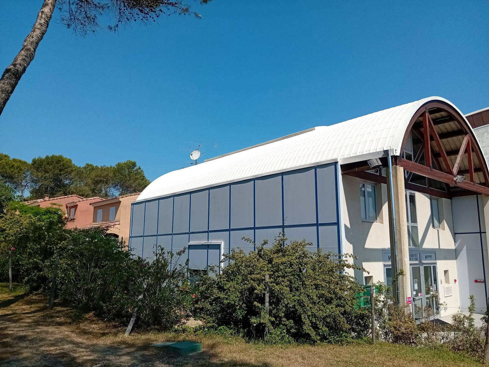 Avec plus de 3.000 m² de panneaux sur ses bâtiments publics, cette commune du bassin cannois mise fort sur son parc solaire