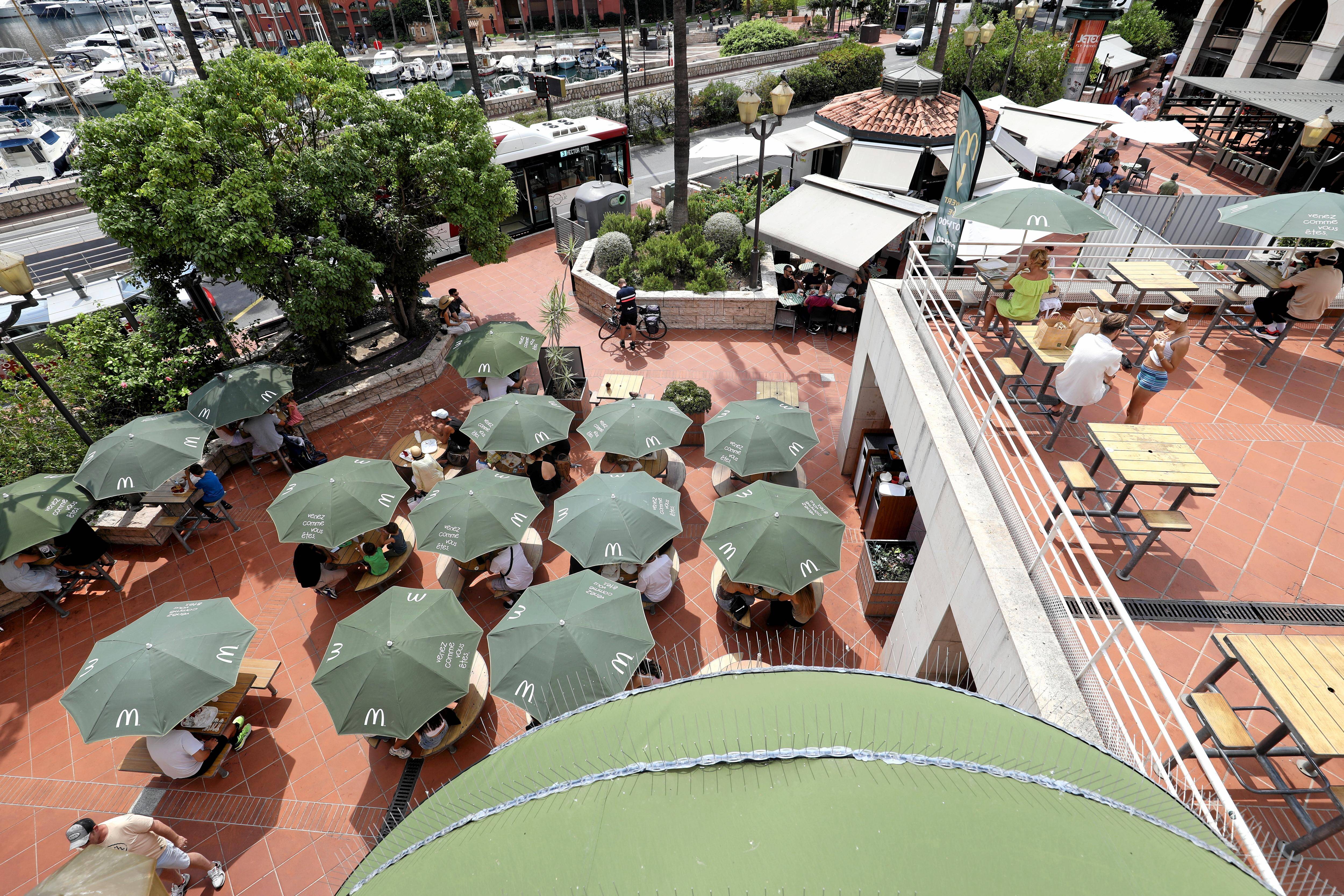 "Une honte", "odeur de vomi", poubelles qui débordent... Des dizaines de clients critiquent la propreté et le service, le McDonald's de Monaco se défend