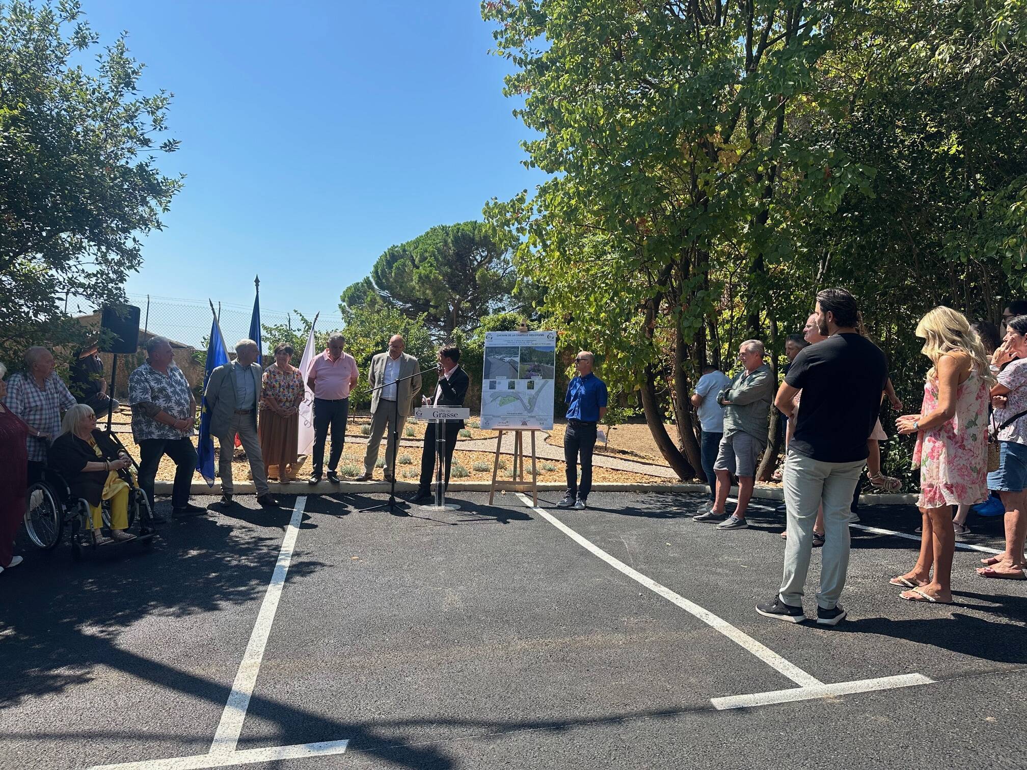 Places de stationnement, espace paysager, voirie... Le chemin de la Chapelle des Chiens requalifié à Grasse
