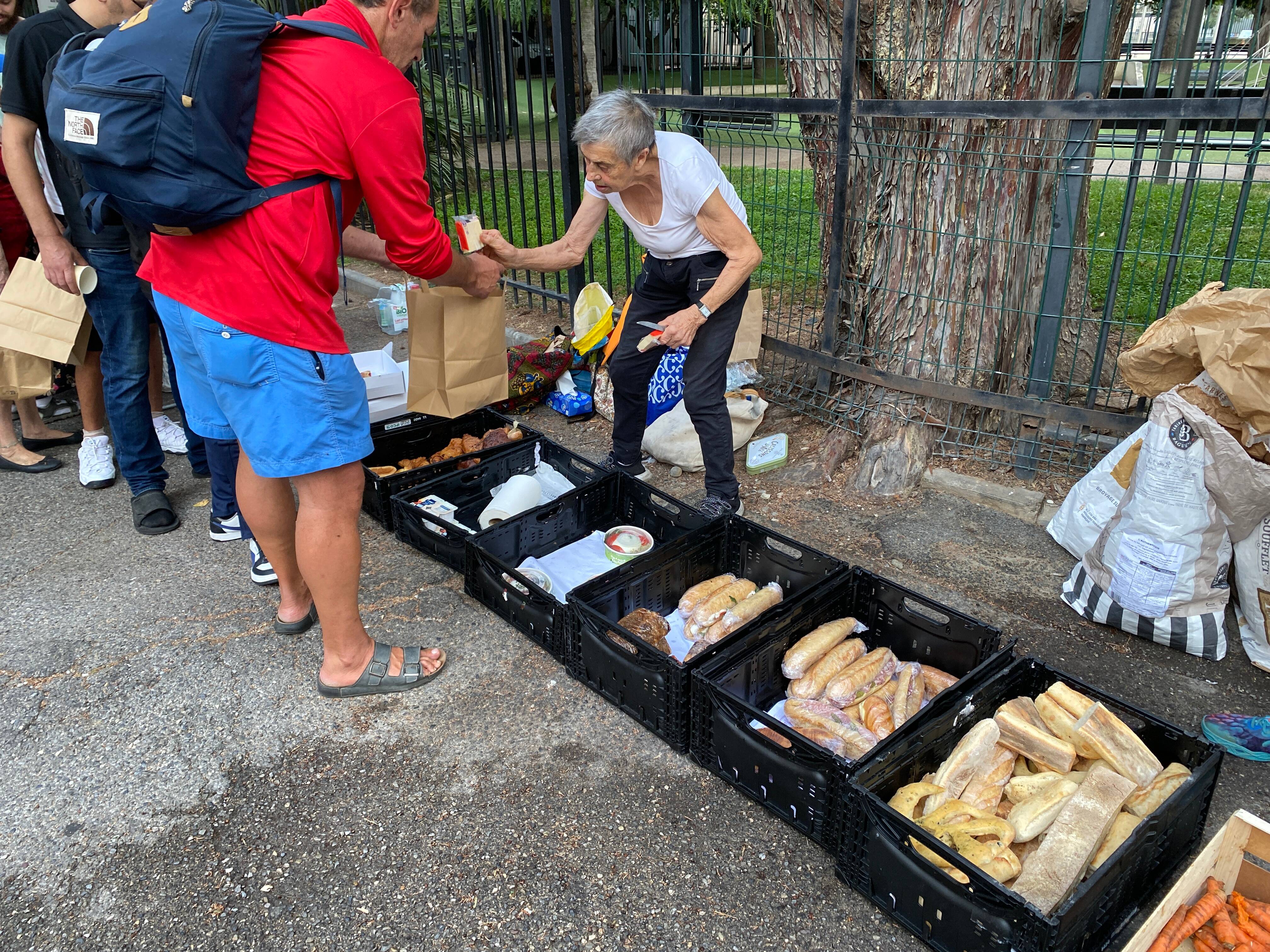 "Tant qu'on aura besoin de moi, je resterai": contre la volonté du maire de Nice, elle continue d'assurer des distributions alimentaires au jardin Thiole