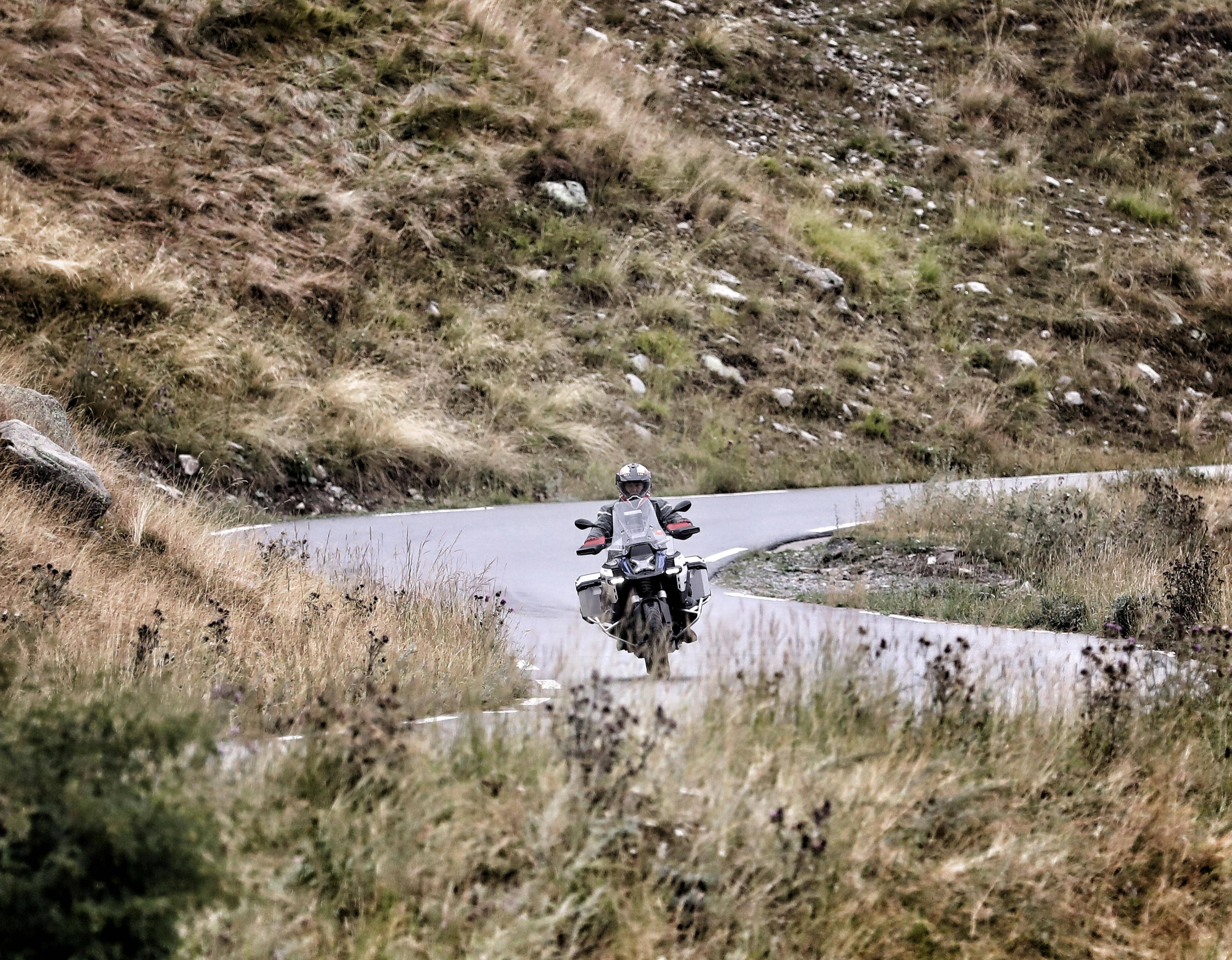 "C'est bien facile de critiquer les motards. Mais sans eux, comment on ferait tourner nos restos et nos bars?": dans le haut pays, la difficile cohabitation entre motos et tourisme nature