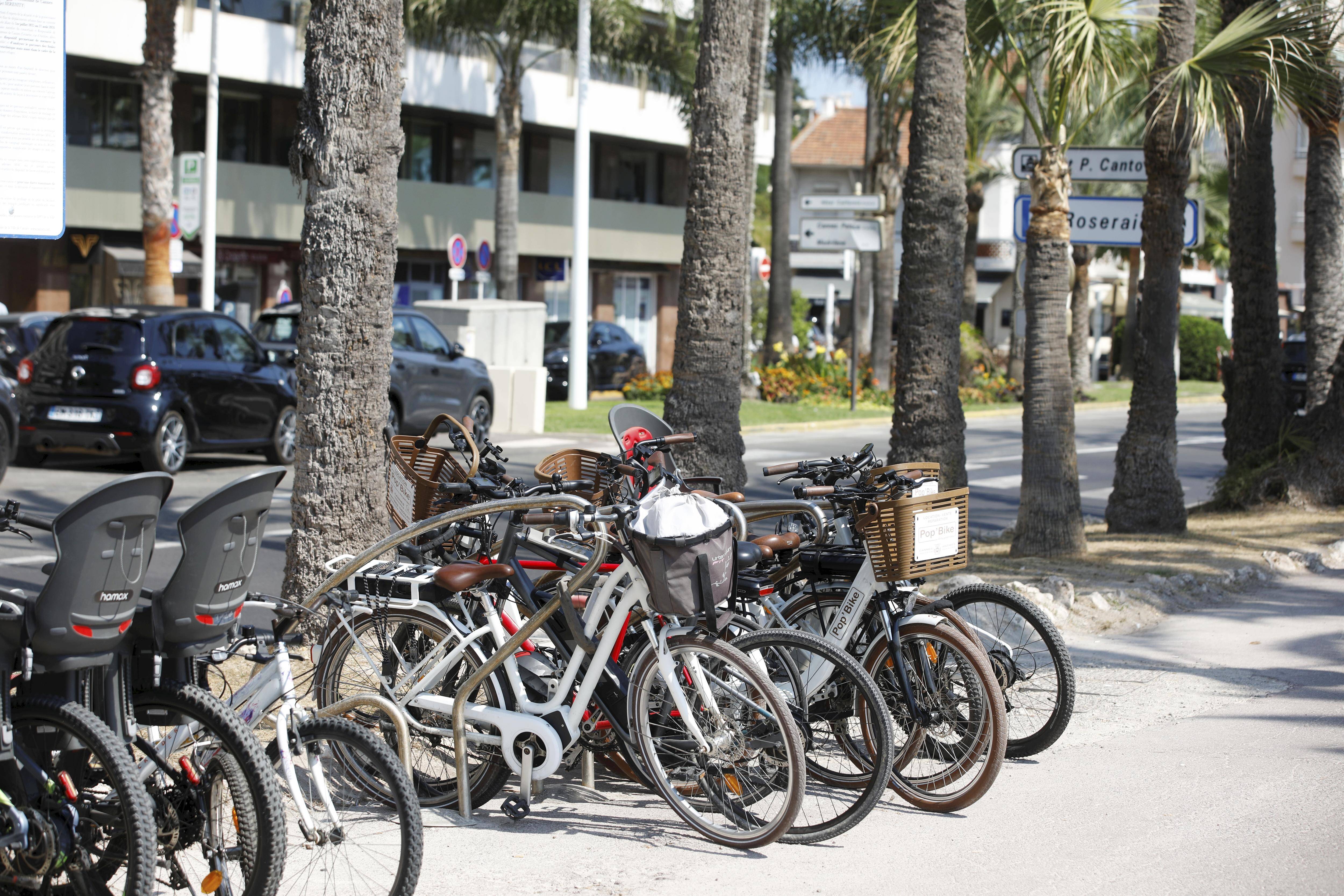 Alors que la Ville fait la chasse aux deux-roues mal garés, où stationner vélos et trottinettes sans risquer la fourrière à Cannes?