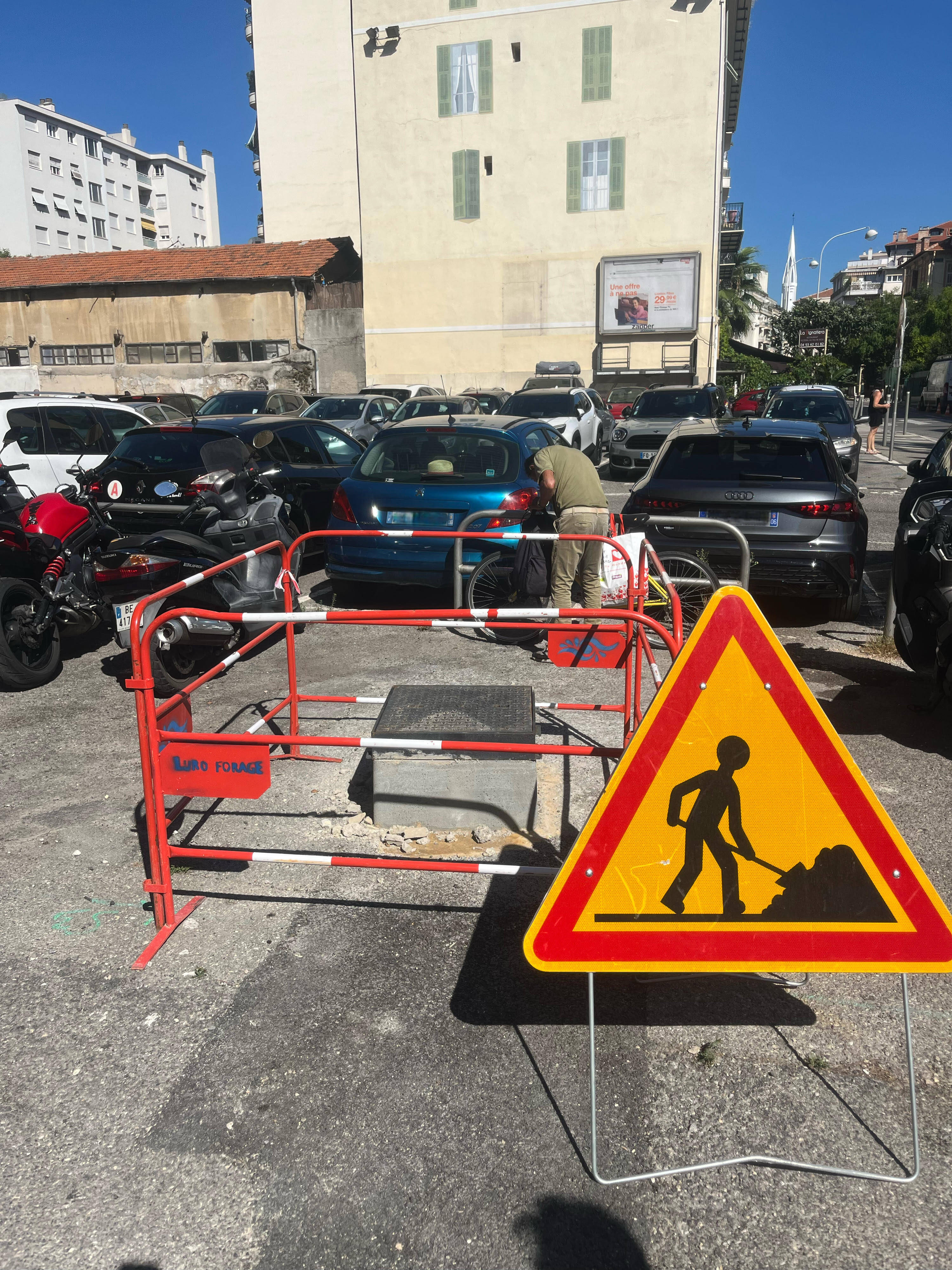 "Cela fait six mois que ça coule jour et nuit": une fuite d'eau inquiète les riverains de cette avenue à Nice