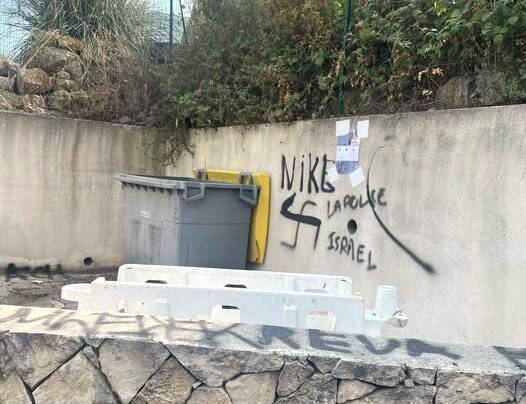 Une croix gammée taguée sur un mur dans un quartier de Nice
