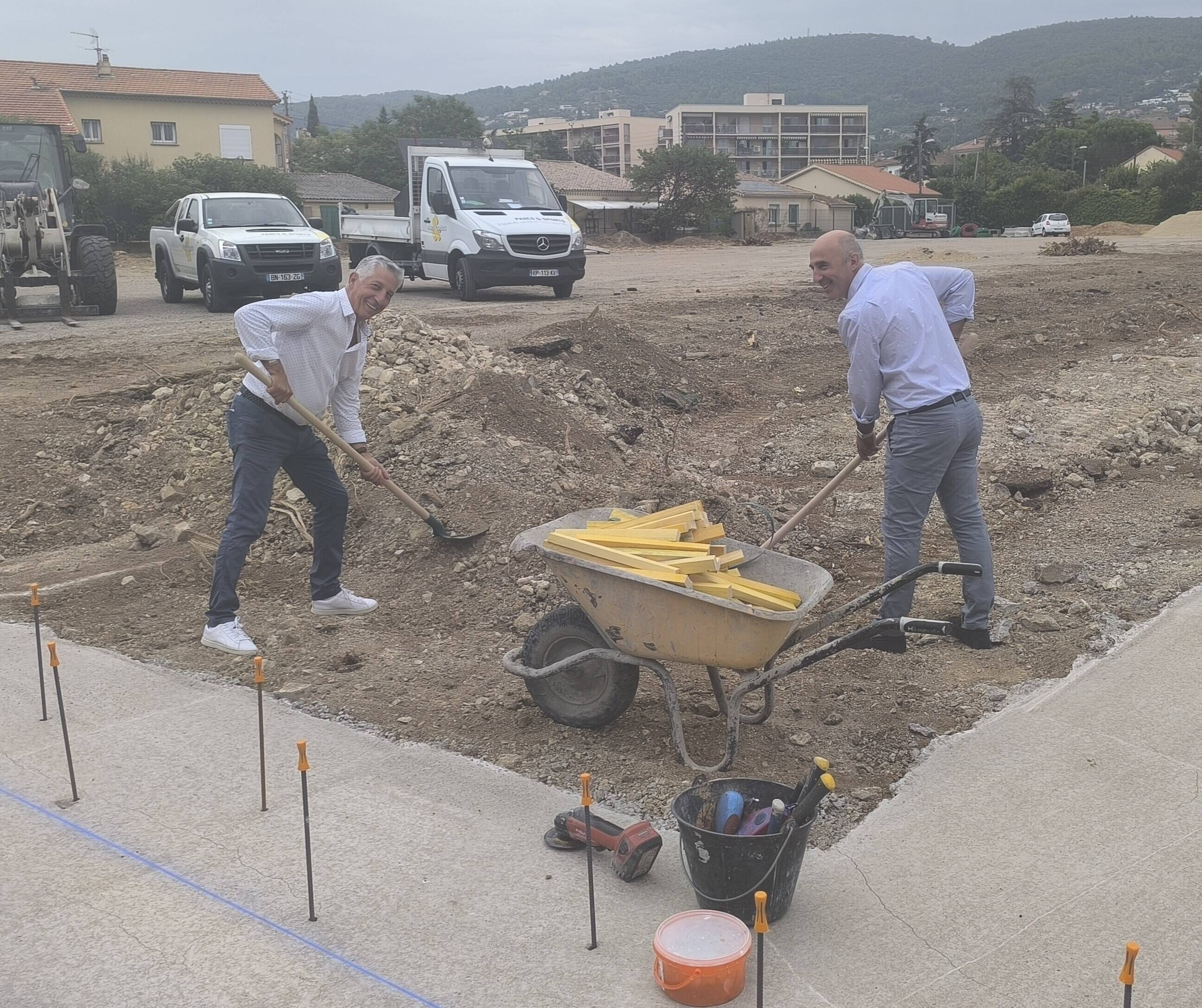 Premiers coups de pelle à Châtoux pour le nouveau stade de football à huit