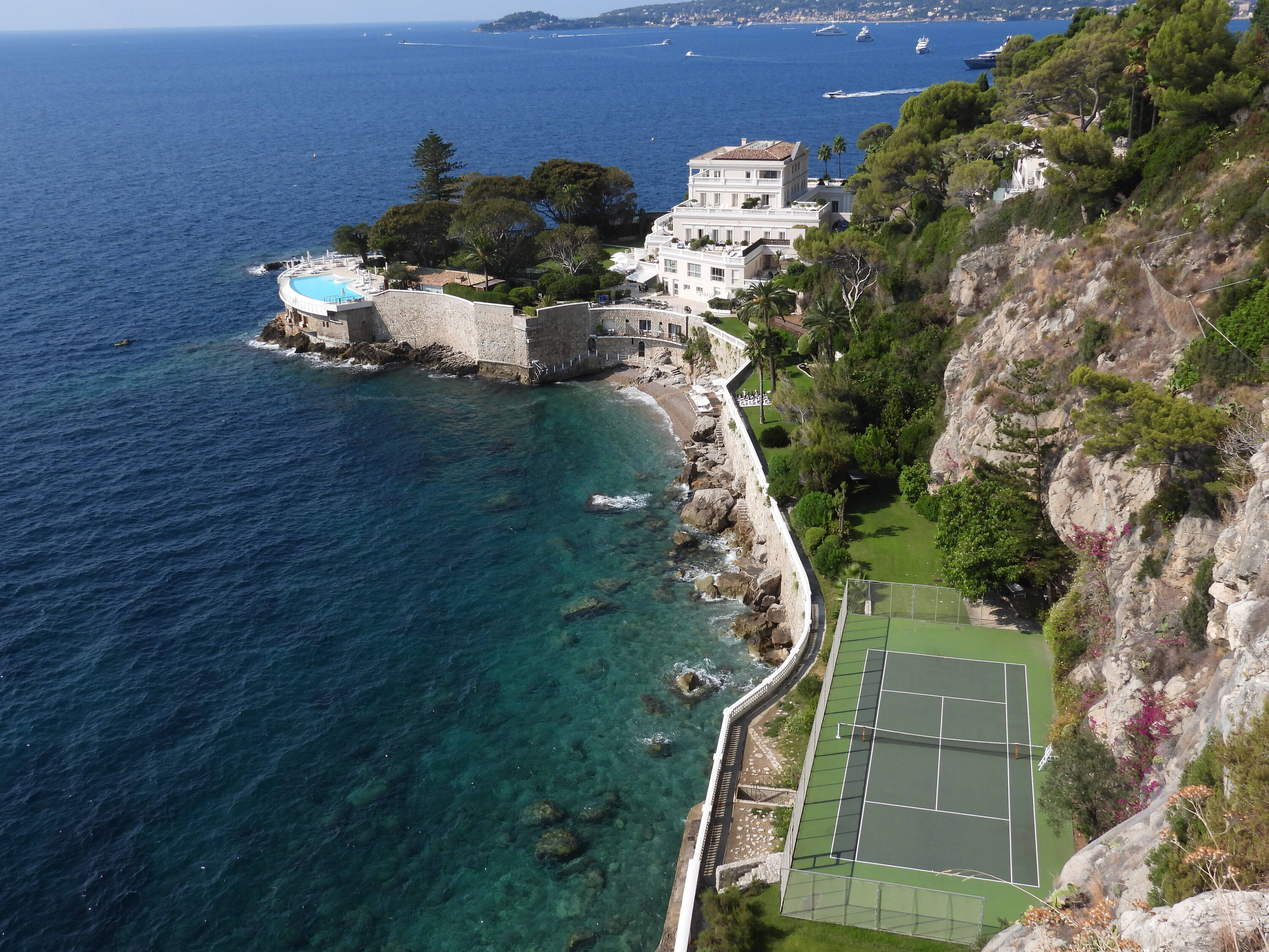 Le milliardaire français Bernard Arnault s'offre un joyau de l'hôtellerie de la Côte d'Azur pour 200 millions d'euros