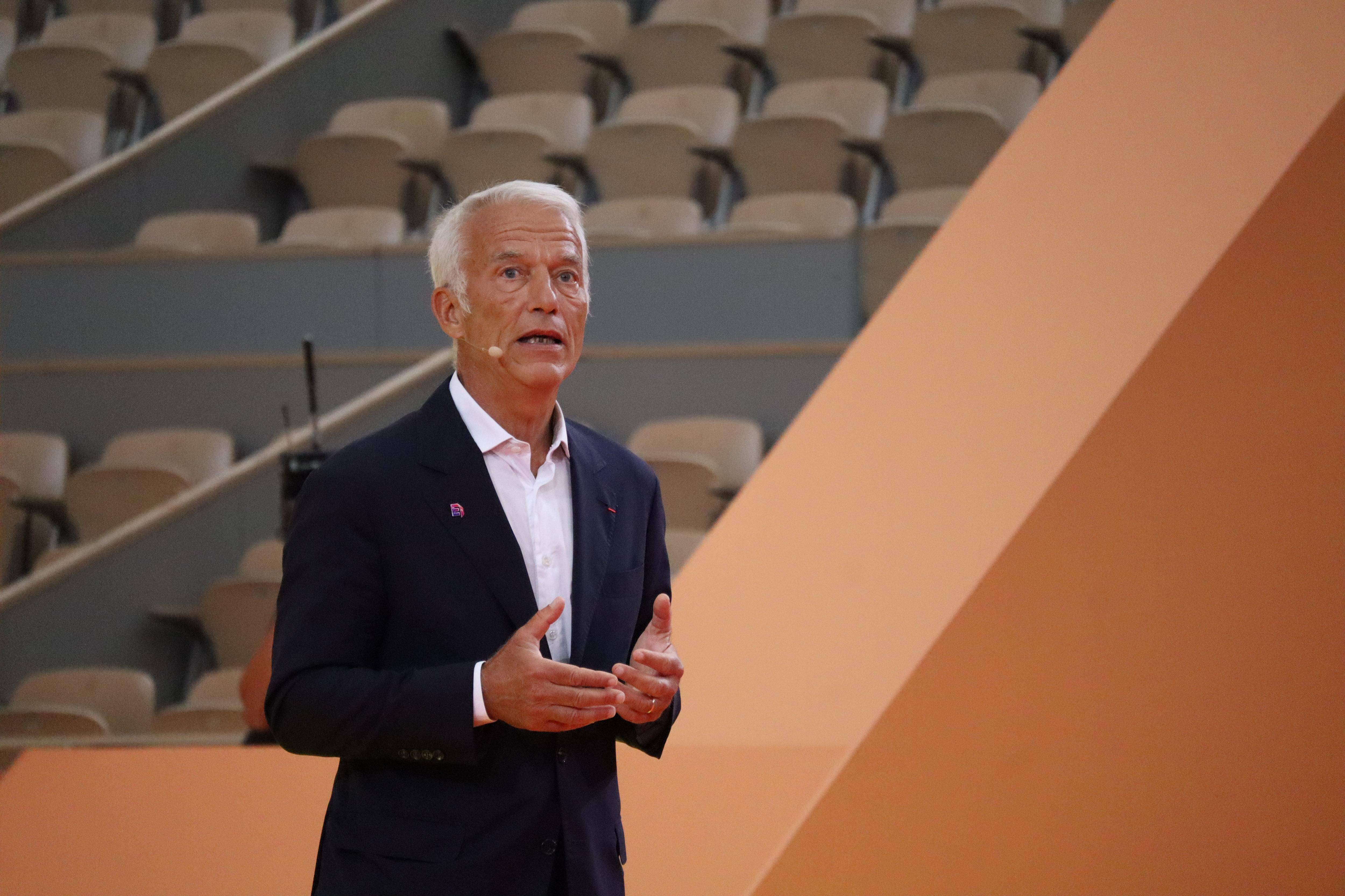 Réuni à Roland-Garros, le Medef appelle à gagner "le jeu décisif" de la relance du pays