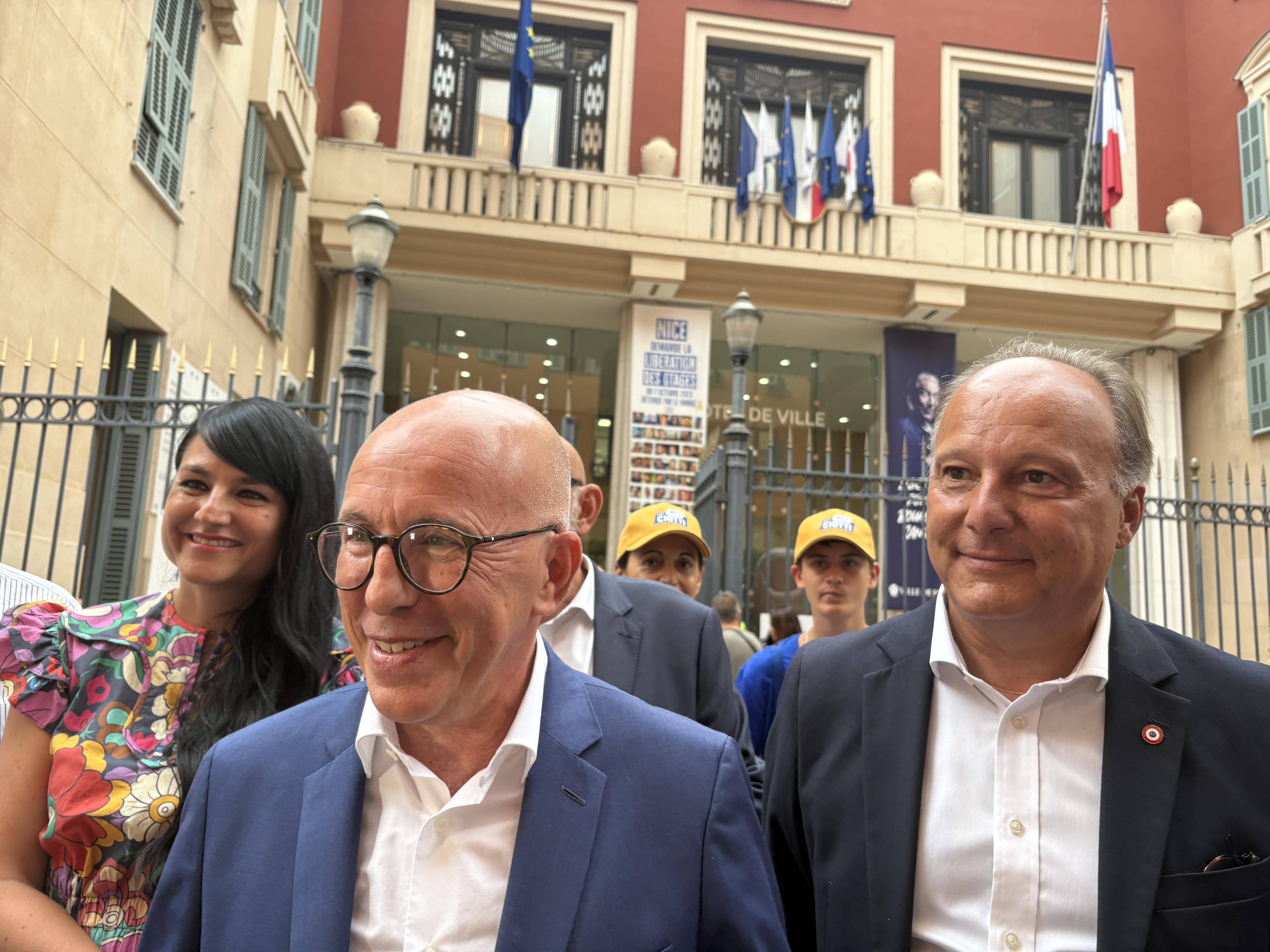 Eric Ciotti en campagne au pied de la mairie de Christian Estrosi pour son premier tractage à Nice
