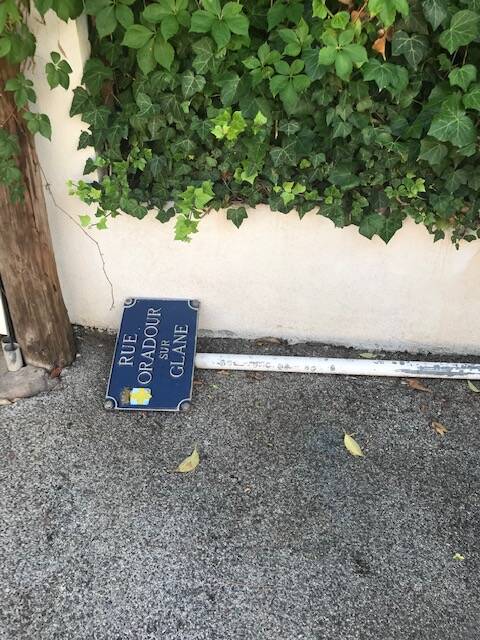 Un panneau "Oradour-sur-Glane" déposé devant chez elle: à Toulon, la tête de liste à gauche Magali Brunel a-t-elle été prise pour cible?