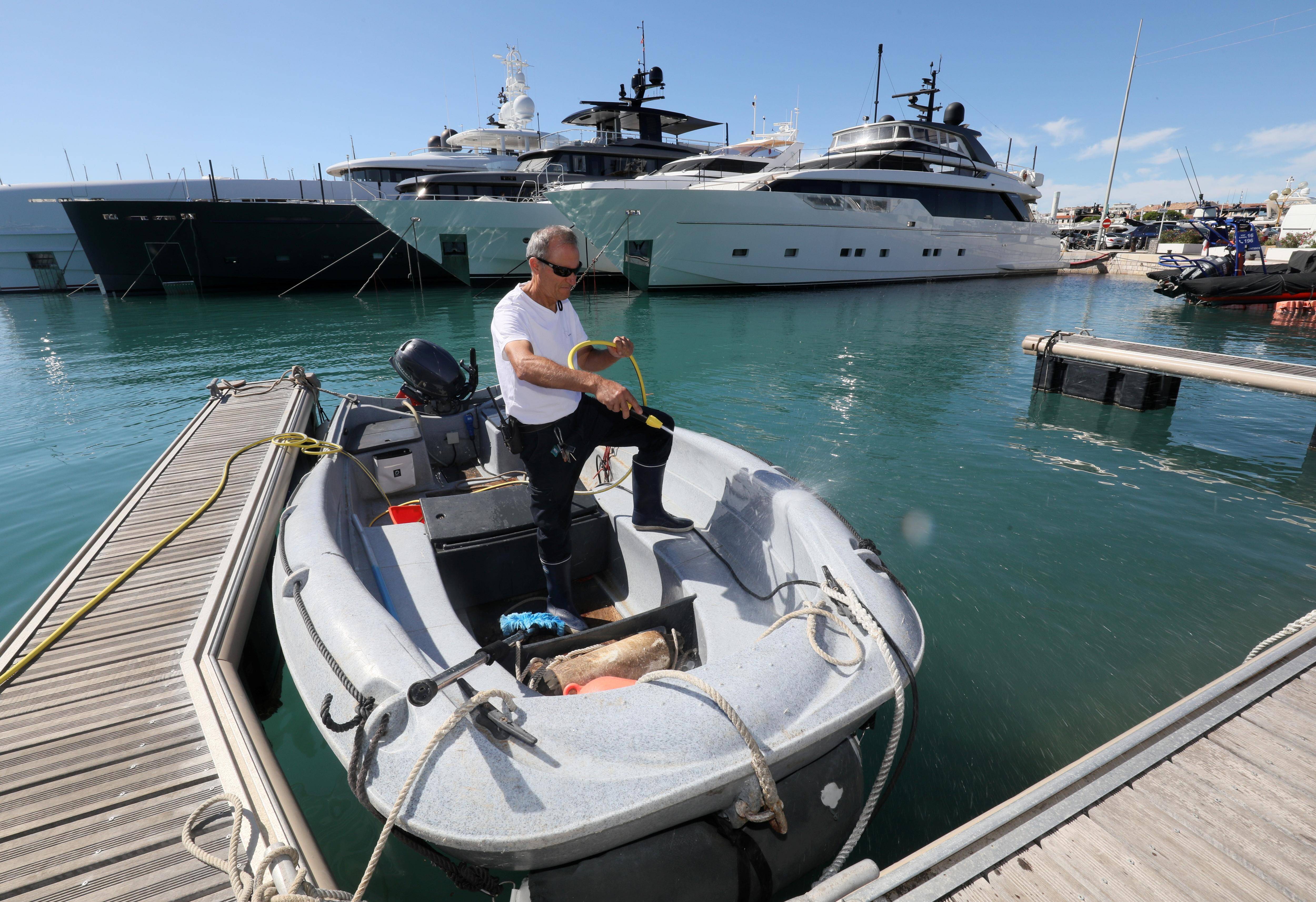 Les eaux usées utilisées pour nettoyer les ports d'Antibes, une expérience "inédite" en France