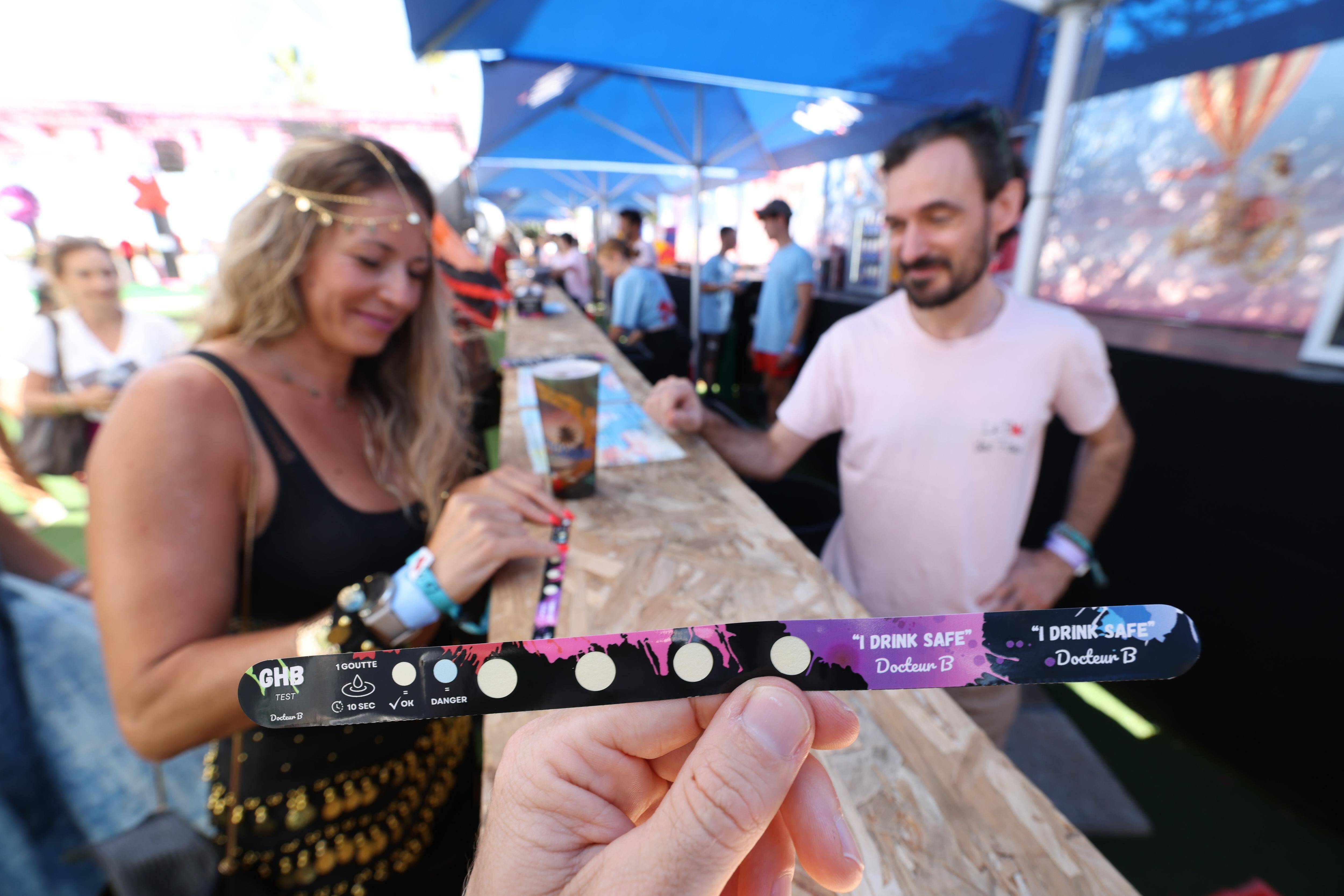 Pour la der à Cannes, le Bal des fous teste un bracelet pour détecter le GHB dans les boissons
