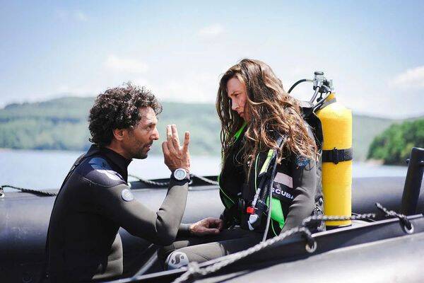 "Je me suis habituée aux rôles durs": Laura Smet incarne une femme blessée dans la nouvelle série de France 2, "Surface"