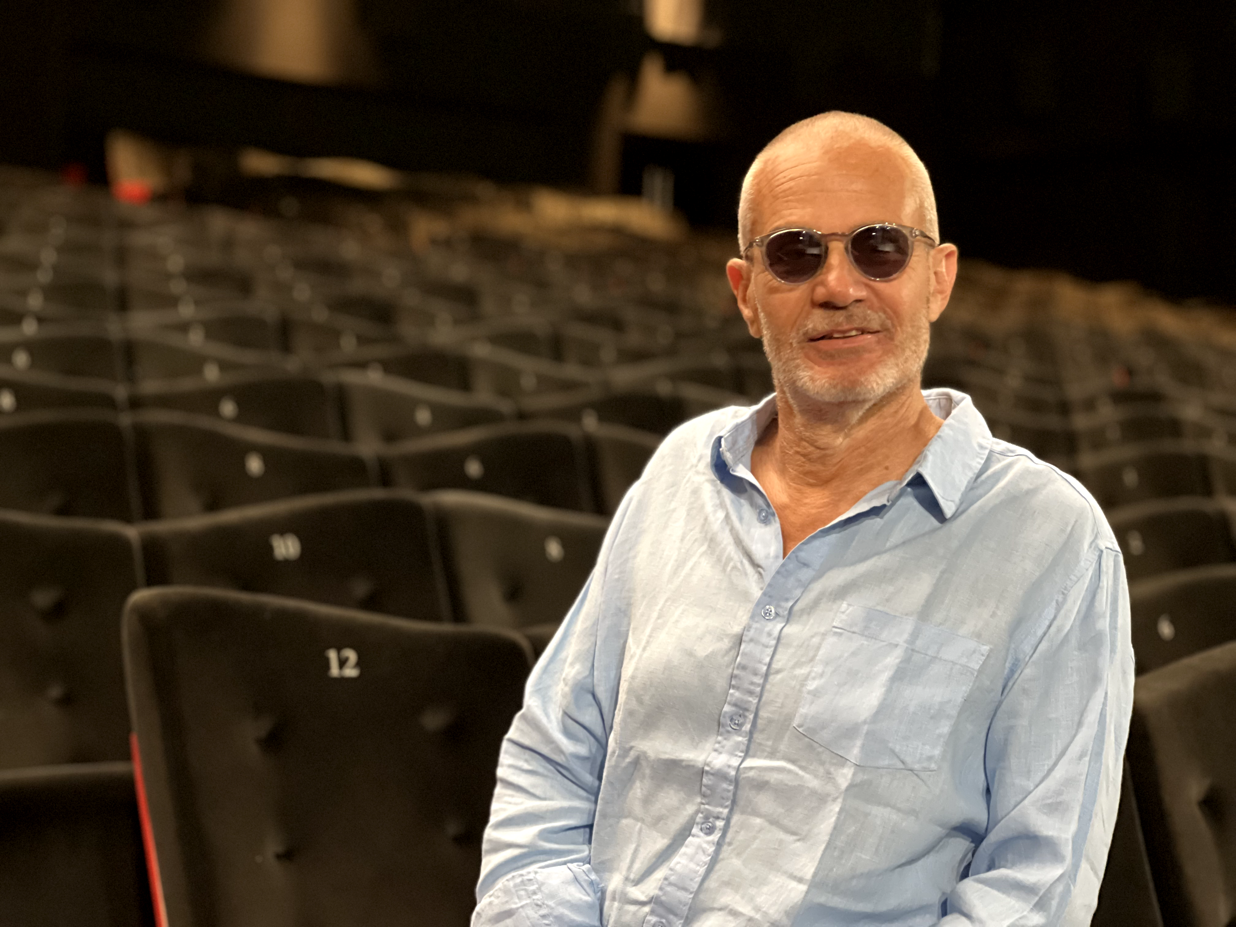 "Je vais devoir voler de mes propres ailes": de passage à Cannes, le Monsieur cinéma de Canal + Laurent Weil nous donne de ses nouvelles après sa crise cardiaque